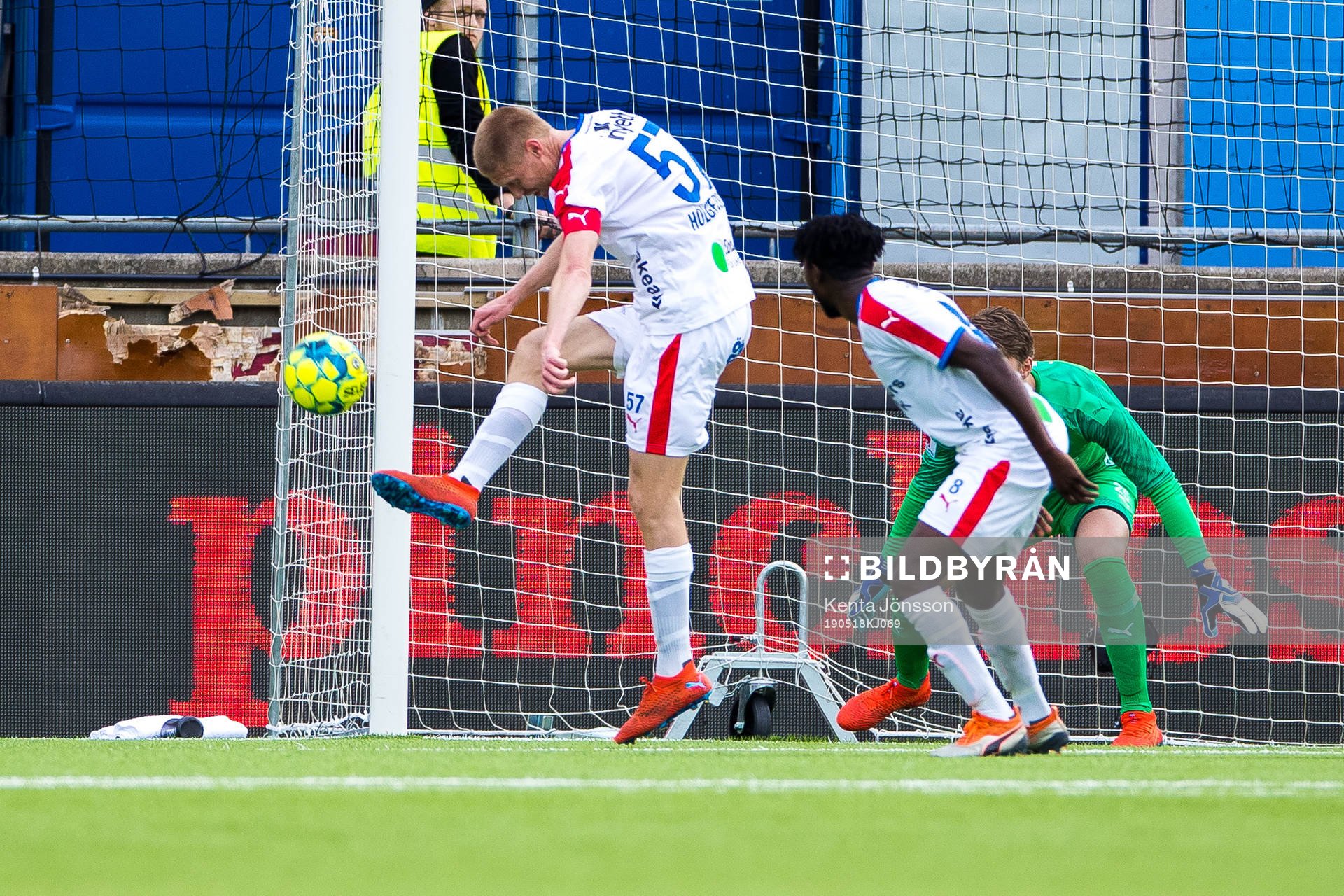 Helsingborgs Markus Holgersson rensar undan bollen framför