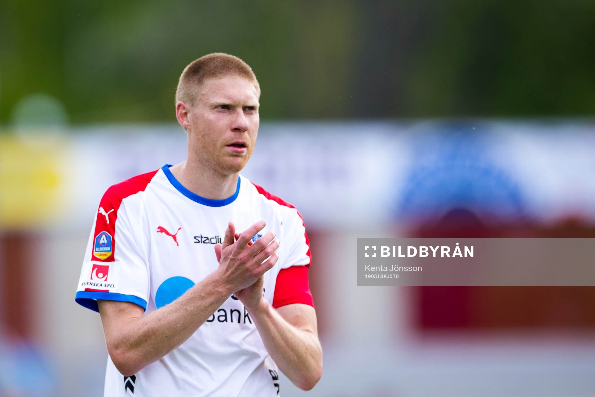 Helsingborgs Markus Holgersson applåderar publiken