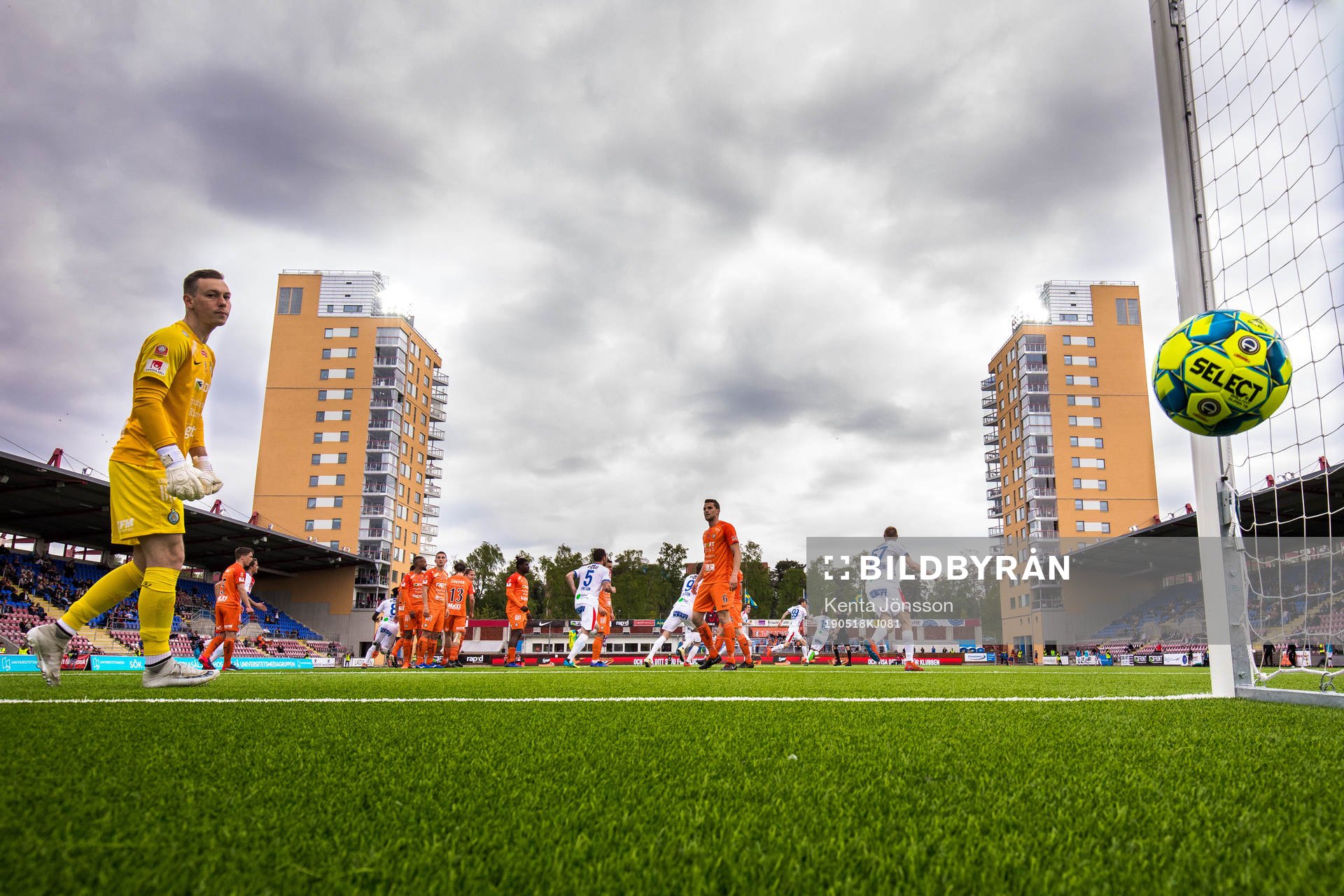 AFC Eskilstunas målvakt Ihor Levchenko deppar