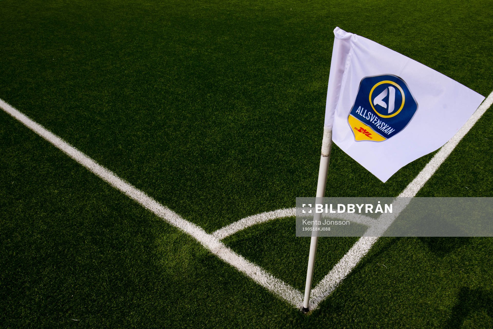 En flagga med Allsvenskans logotyp på konstgräset på