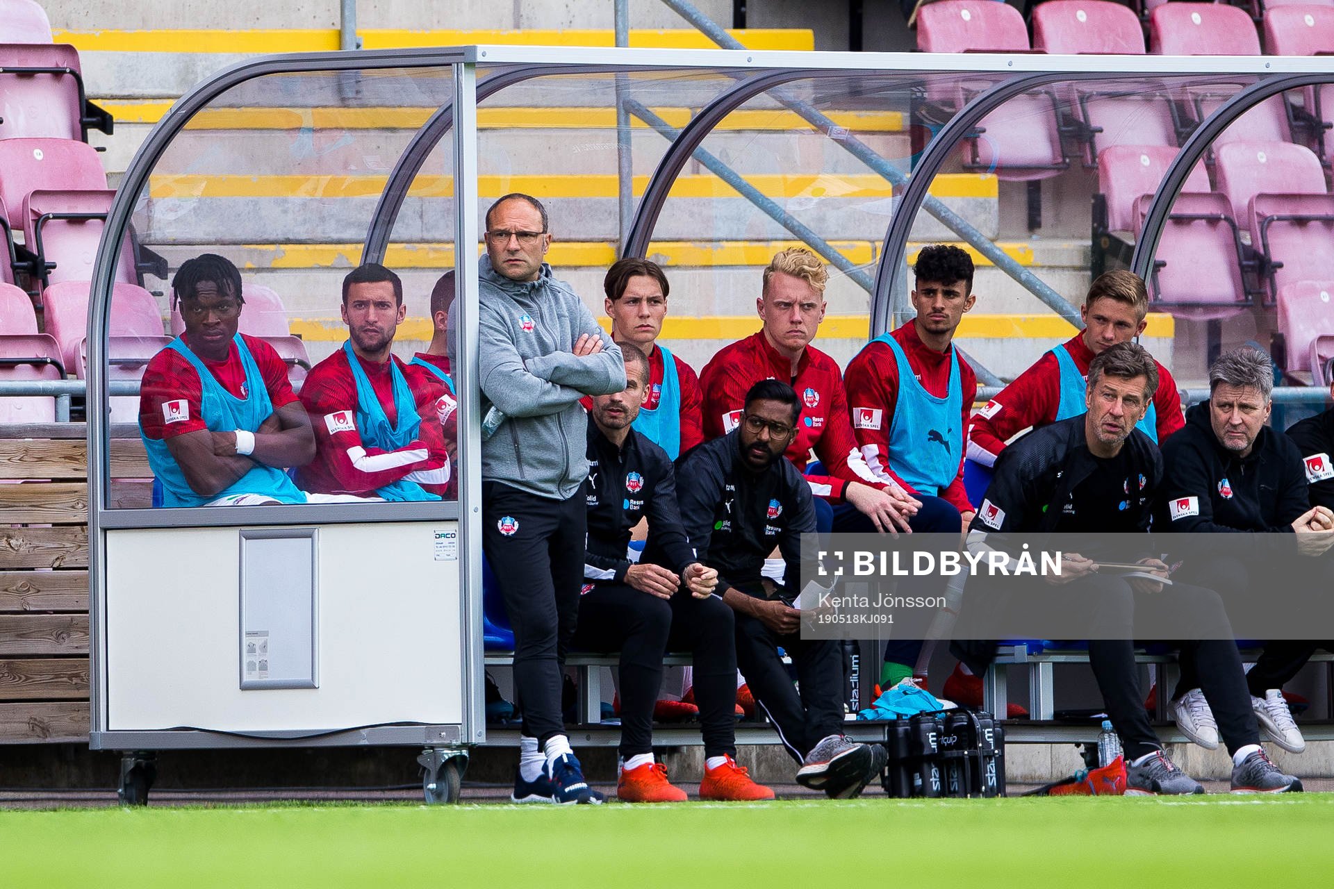 Helsingborgs tränare Per-Ola Ljung (v) med spelare deppar
