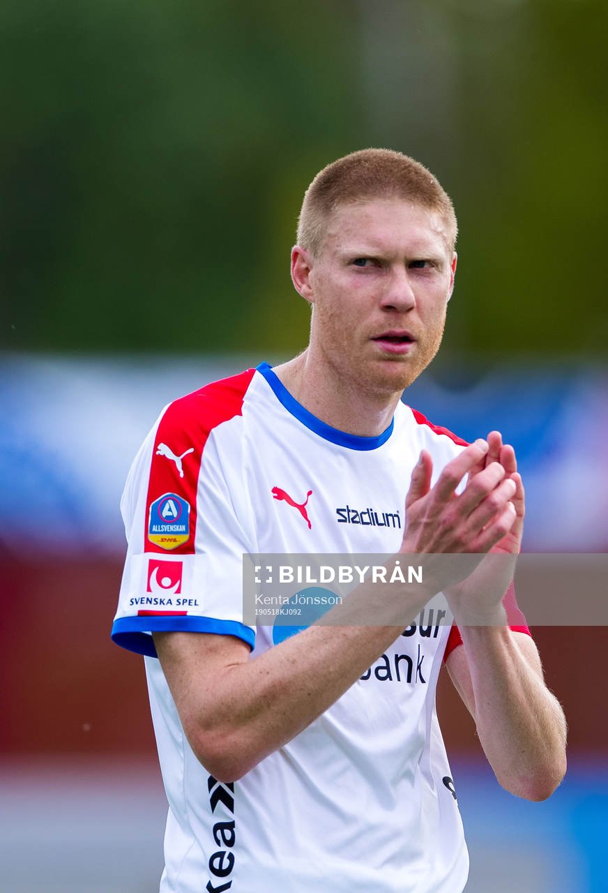 Helsingborgs Markus Holgersson applåderar publiken