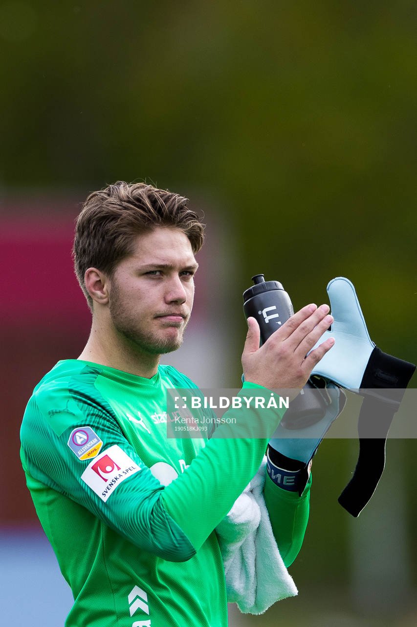 Helsingborgs målvakt Kalle Joelsson deppar