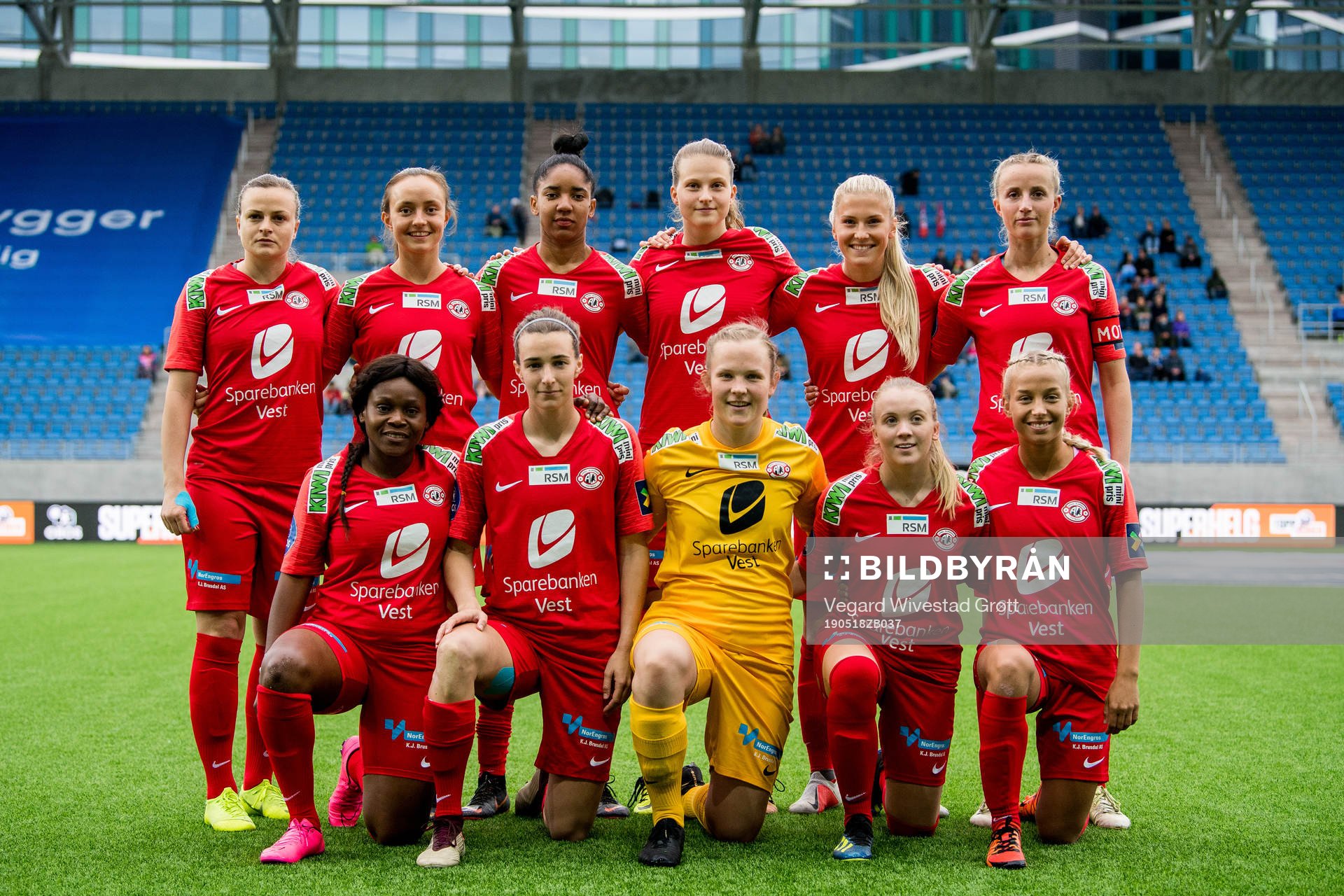 Milica Mijatovic (2nd row), Andrea Wilmann, Lais Araujo,