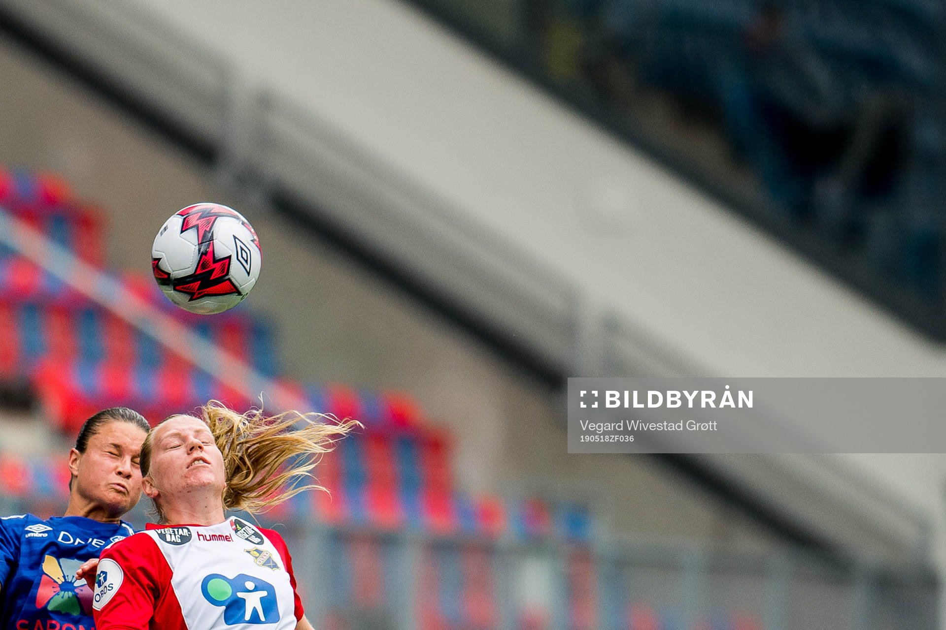 Sherida Spitse of Vålerenga and Linn Huseby of Lyn