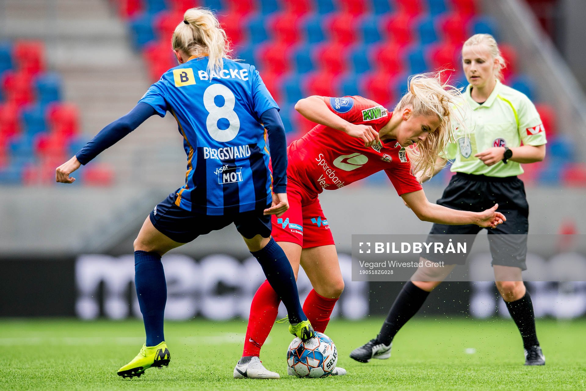 Guro Bergsvand of Stabæk and Emilie Nautnes of