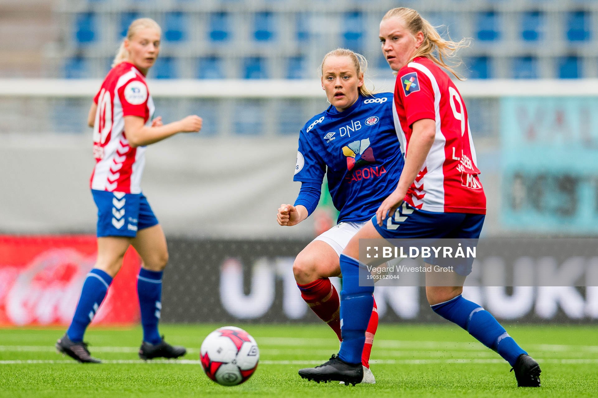 Victoria Ludvigsen of Vålerenga and Linn Huseby of Lyn