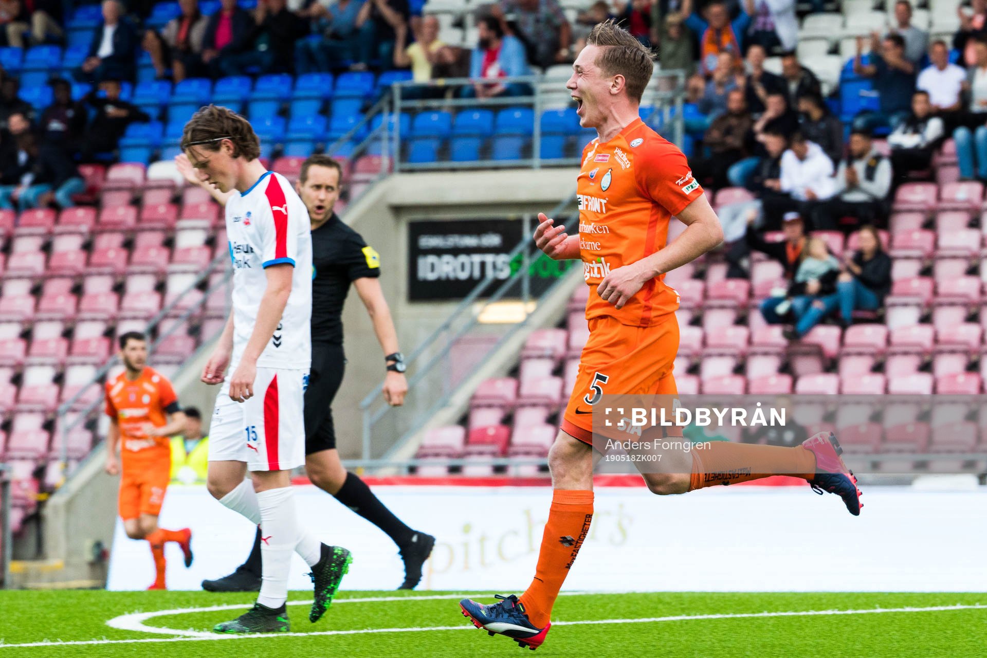 AFC Eskilstunas Gustav Jarl jublar