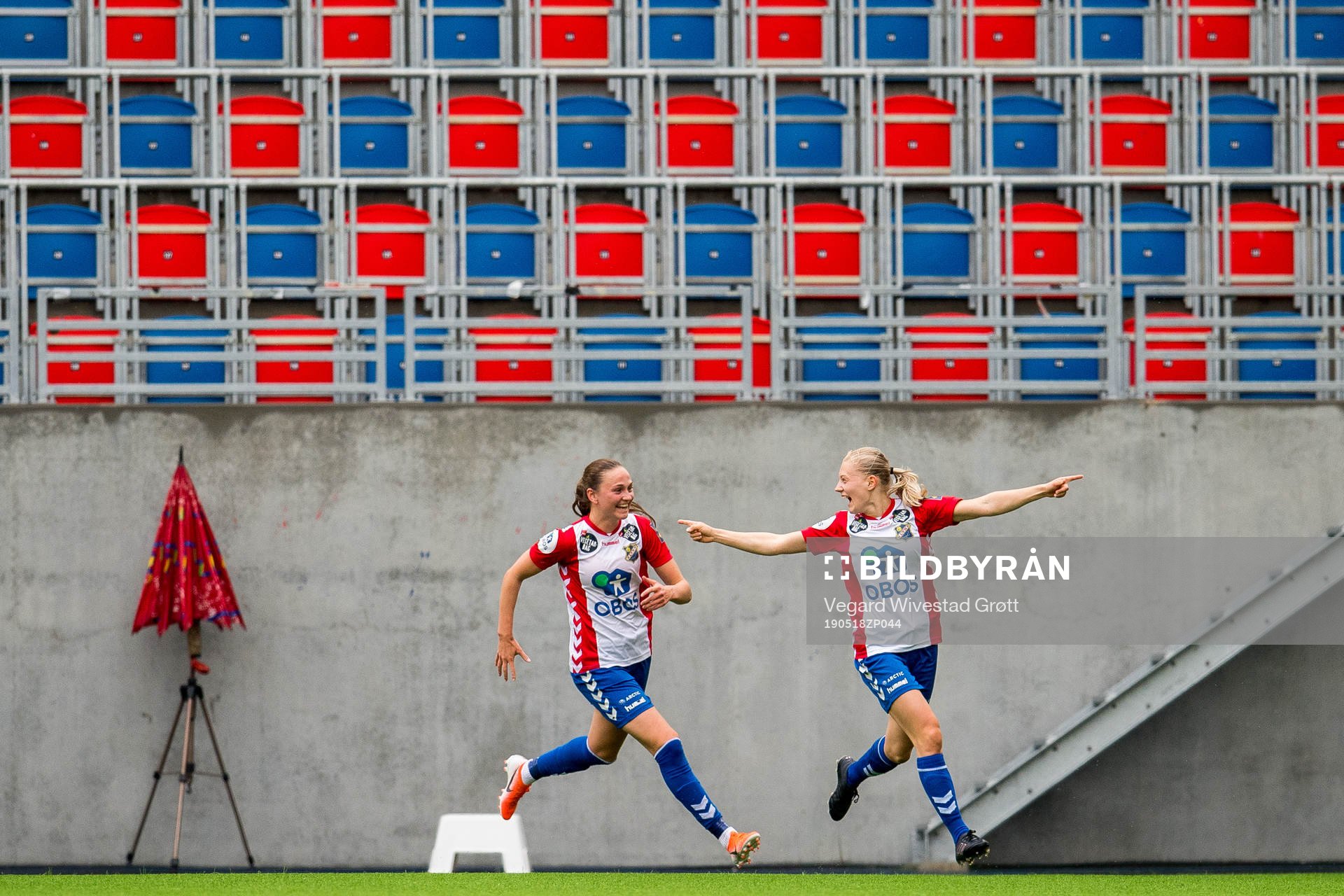 Runa Lillegård of Lyn celebrates with teammate Vilde Hasund