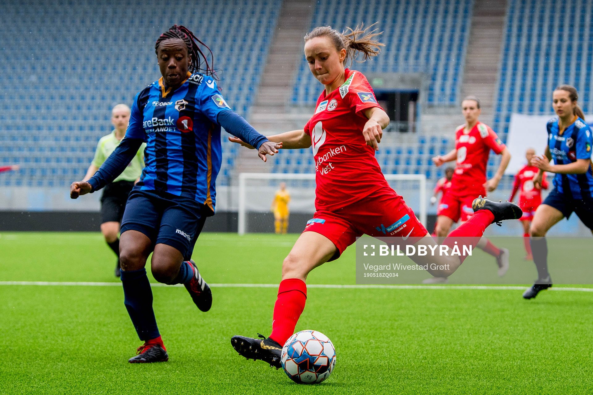 Tiffany Cameron of Stabæk and Andrea Wilmann of