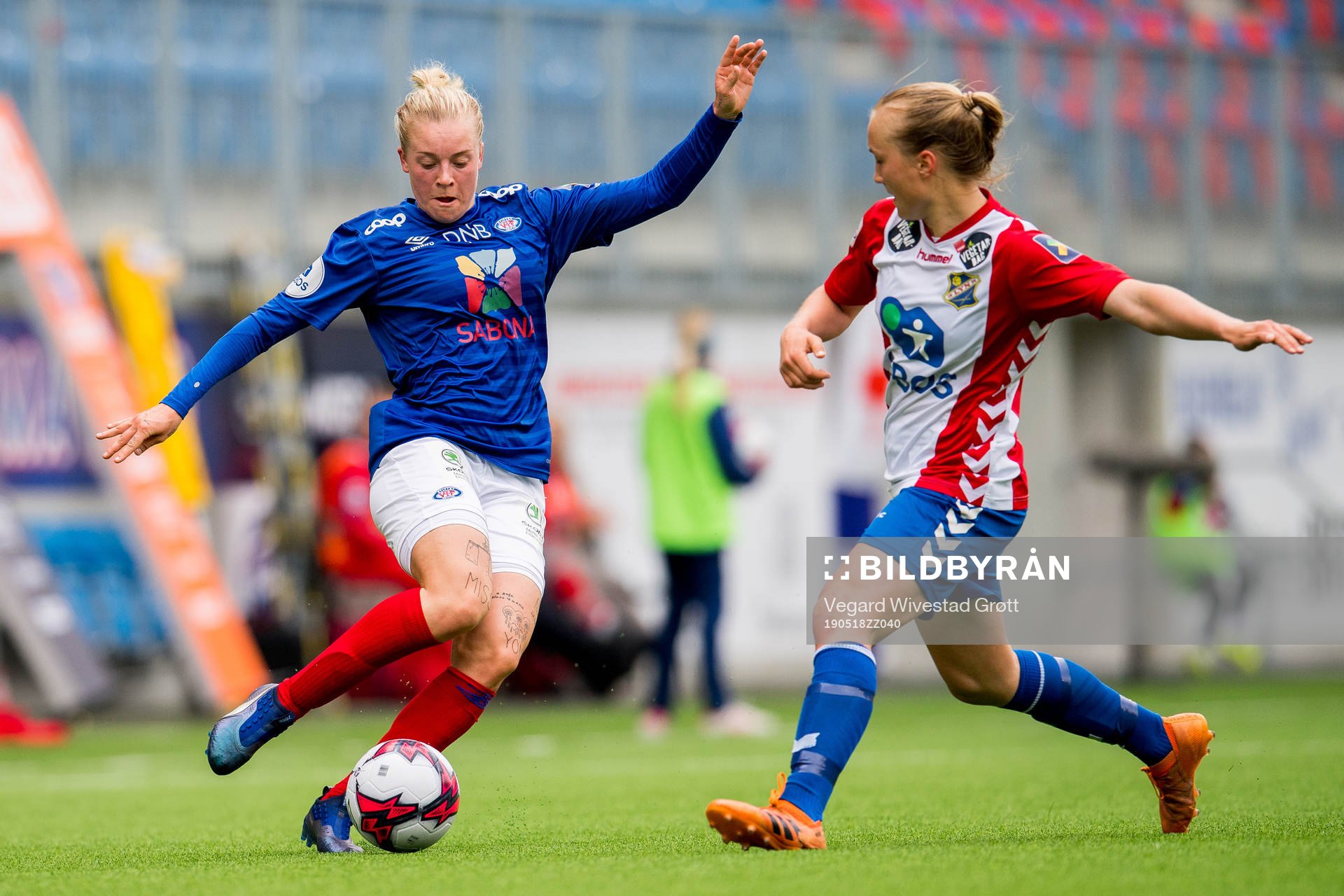 Marie Dølvik Markussen of Vålerenga and Noor Eckhoff of