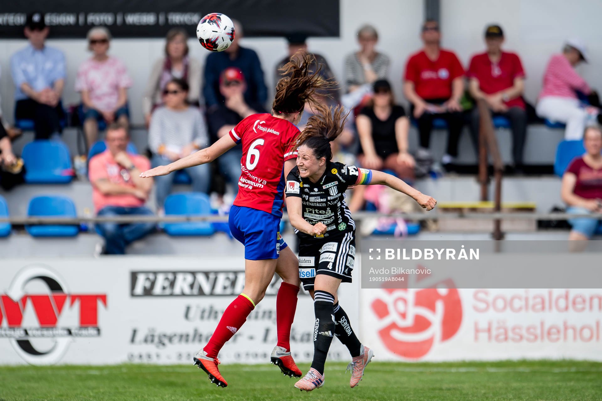 Piteås Josefin Johansson i nickduell mot Vittsjös Clara Markstedt under fotbollsmatchen i Damallsvenskan mellan Vittsjö och Piteå 19 Maj 2019 i Vittsjö.