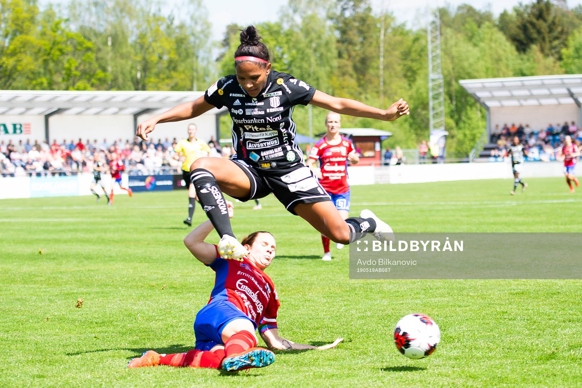 Vittsjös Johanna Andersson slår undan bollen på Piteås