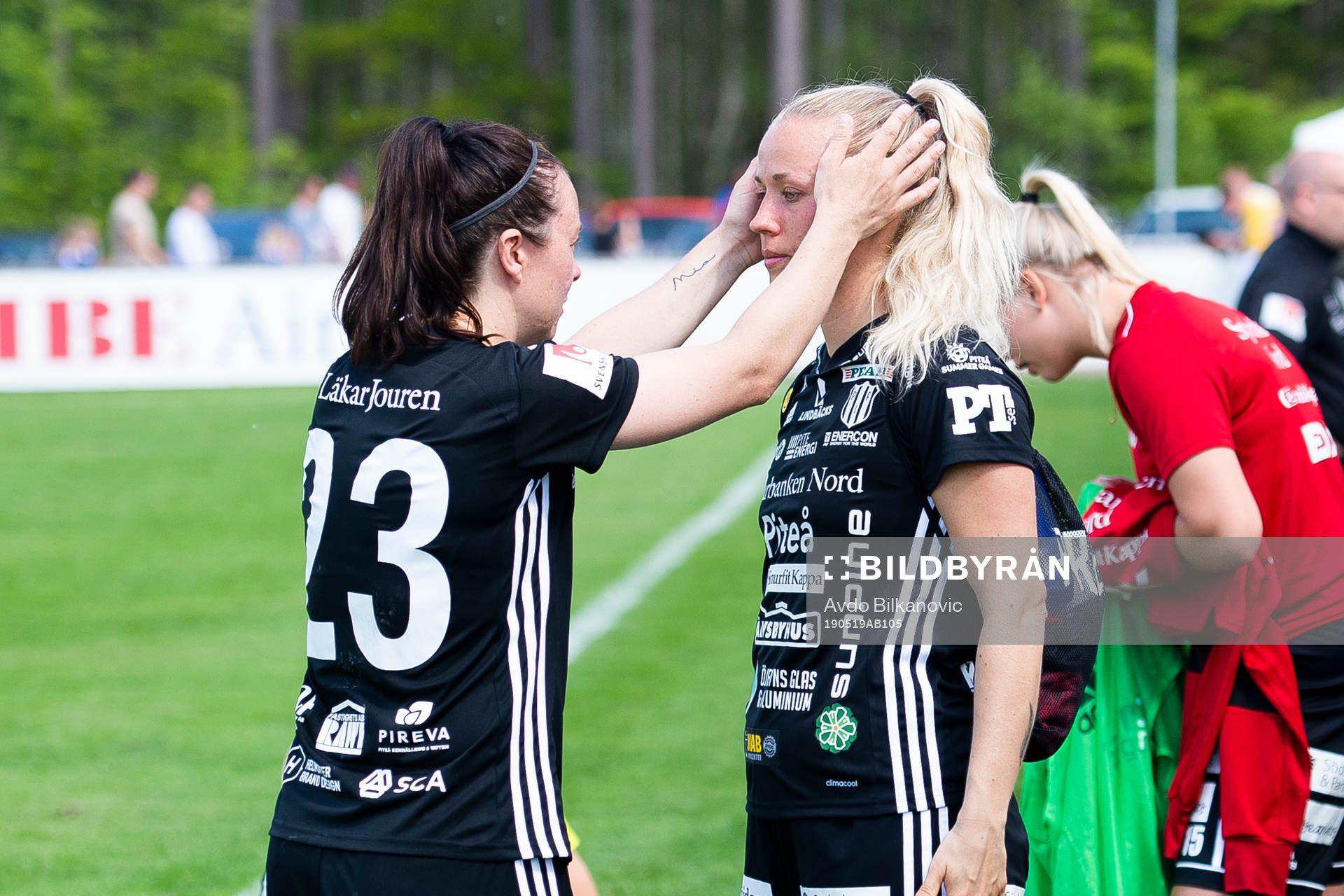 Piteås June Pedersen och Linn Viklund efter slutsignalen under fotbollsmatchen i Damallsvenskan mellan Vittsjö och Piteå 19 Maj 2019 i Vittsjö.