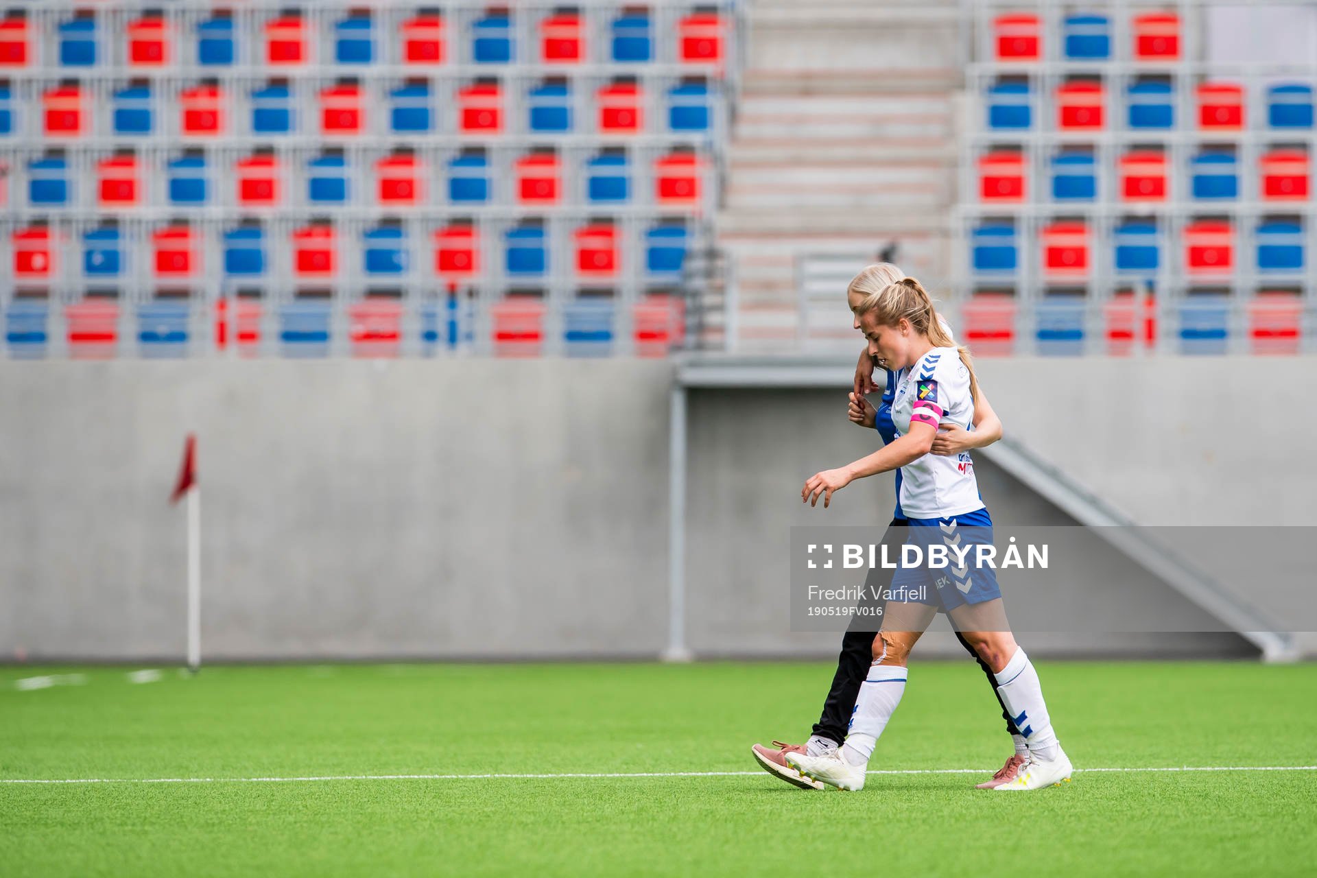 Sigrid Hansen of Kolbotn leaves the pitch with an injury