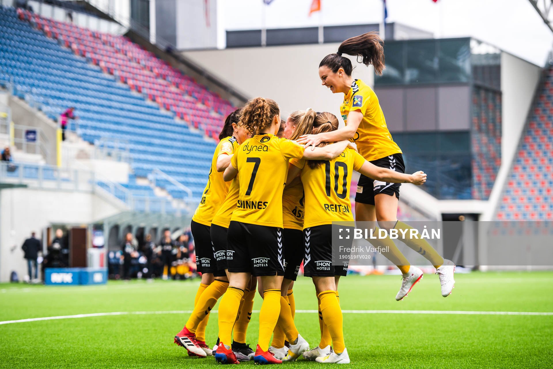 Therese Sessy Åsland of LSK kvinner celebrate with