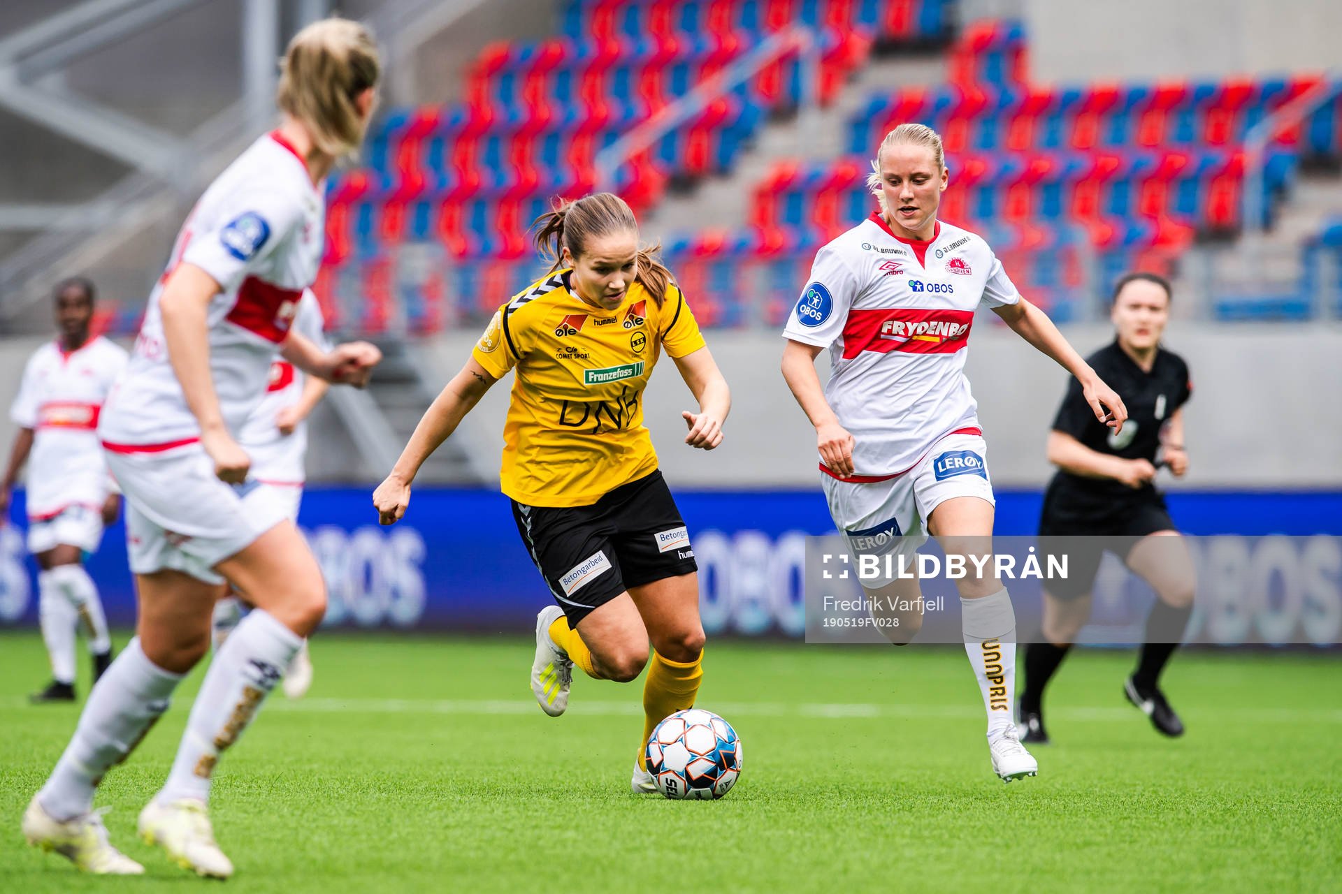 Guro Reiten of LSK kvinner and Lisa Naalsund of Sandviken