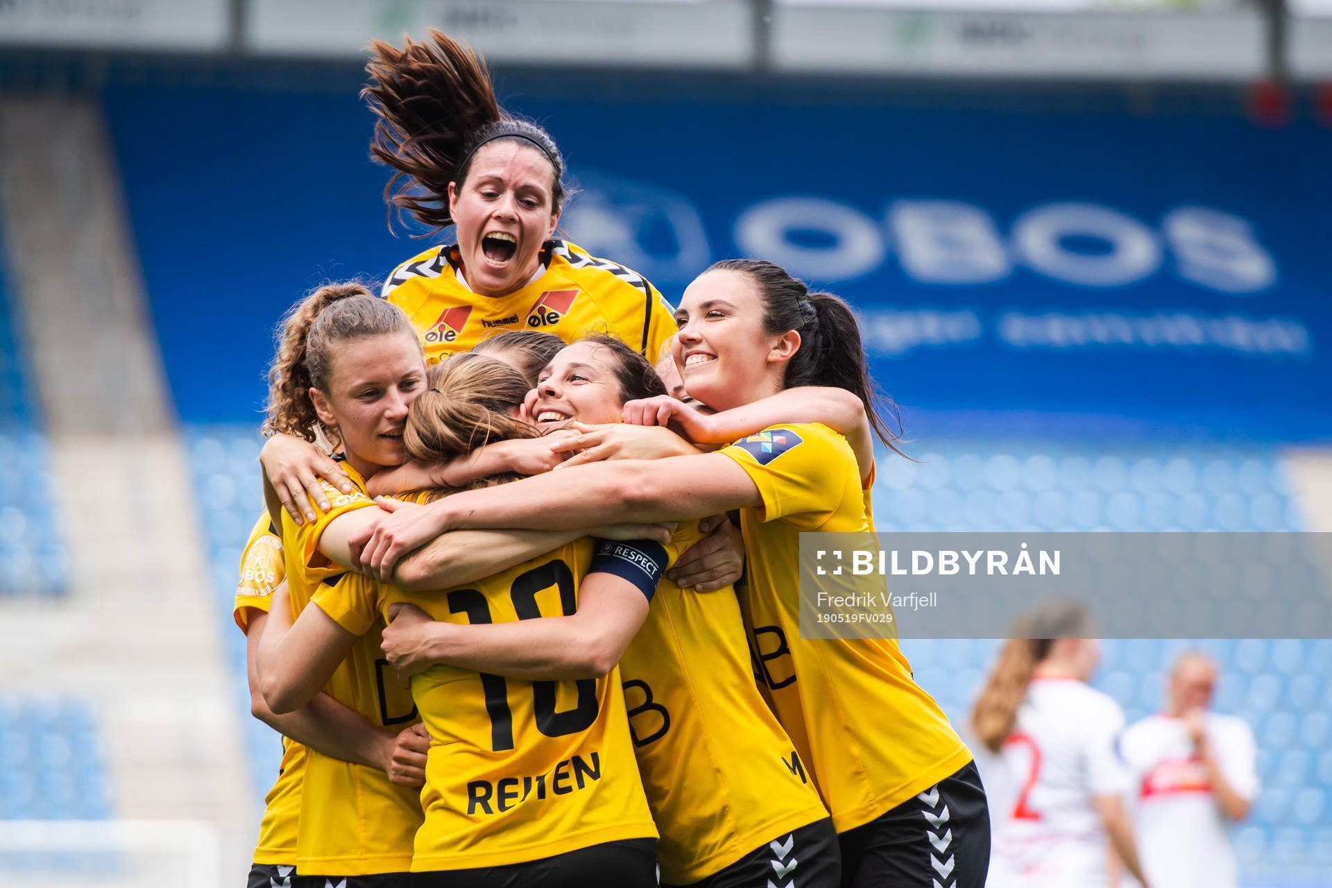 Guro Reiten of LSK kvinner celebrate with teammates