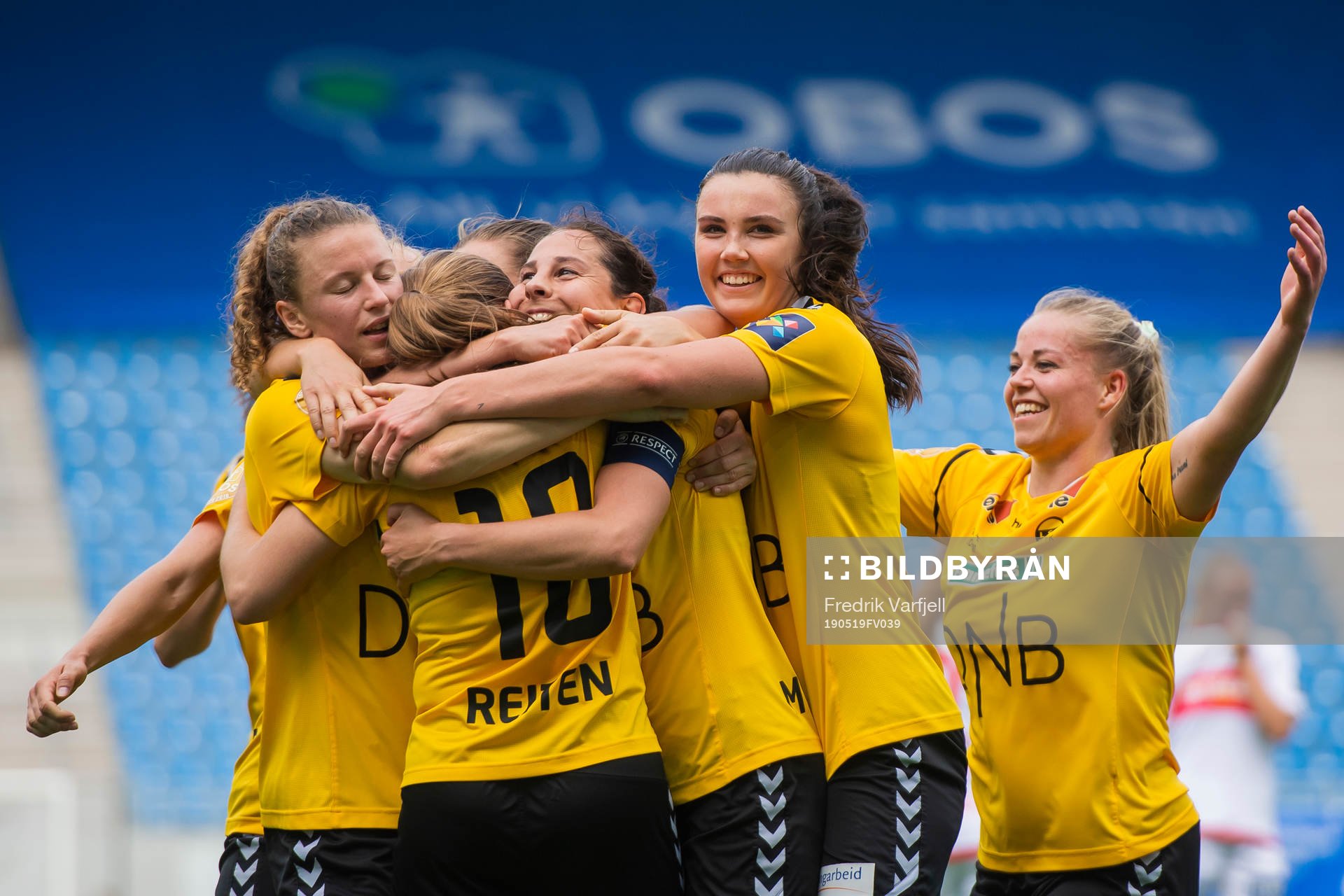 Synne Skinnes Hansen, Guro Reiten, Ingrid Wold, Ingrid Engen and Therese Sessy Åsland celebrate the 0-3 goal during the Toppserien football match between Sandviken and LSK kvinner on May 19, 2019 in Oslo.
