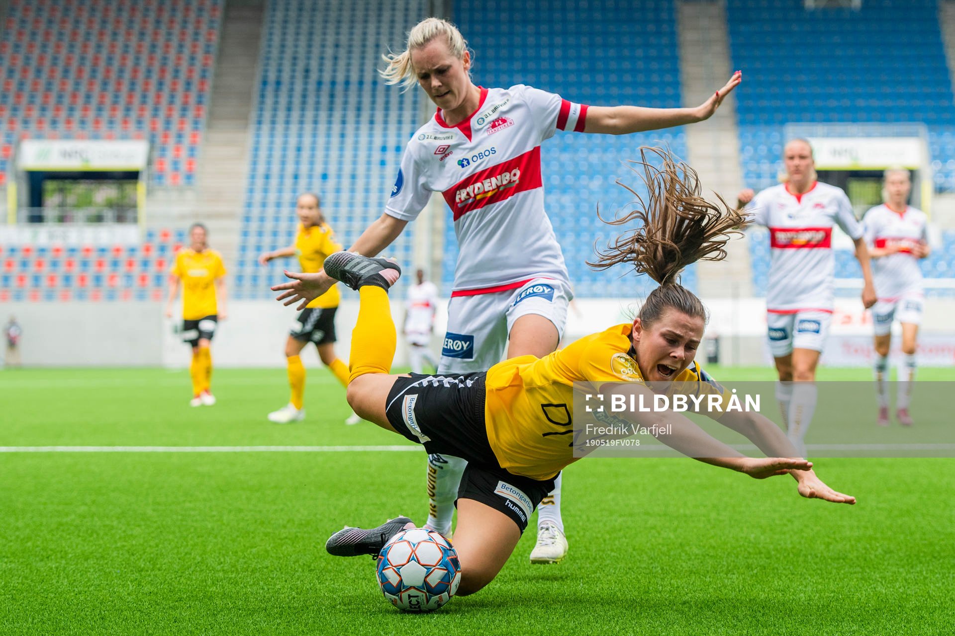 Stine Hovland of Sandviken and Emilie Haavi of LSK kvinner