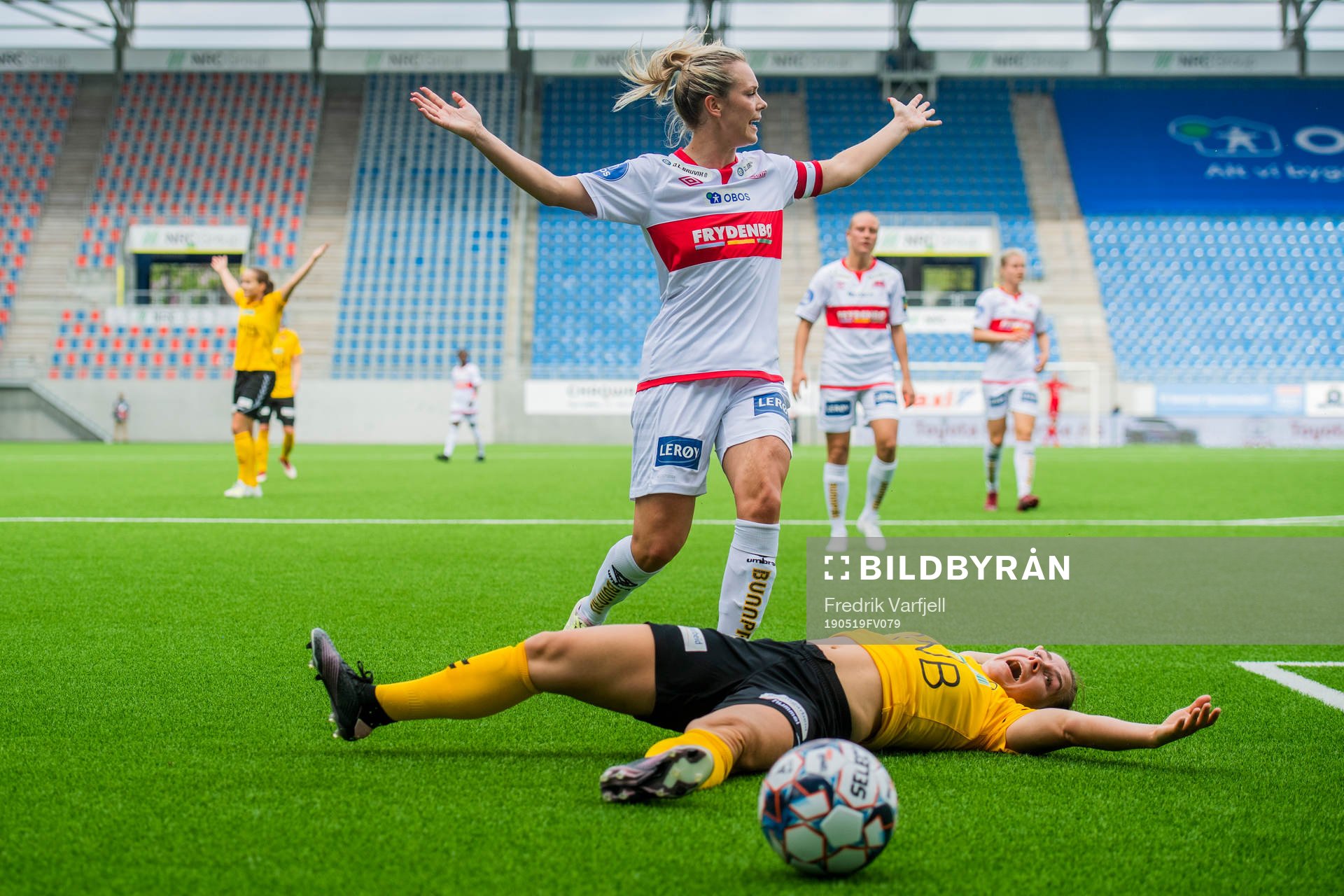 Stine Hovland of Sandviken and Emilie Haavi of LSK kvinner