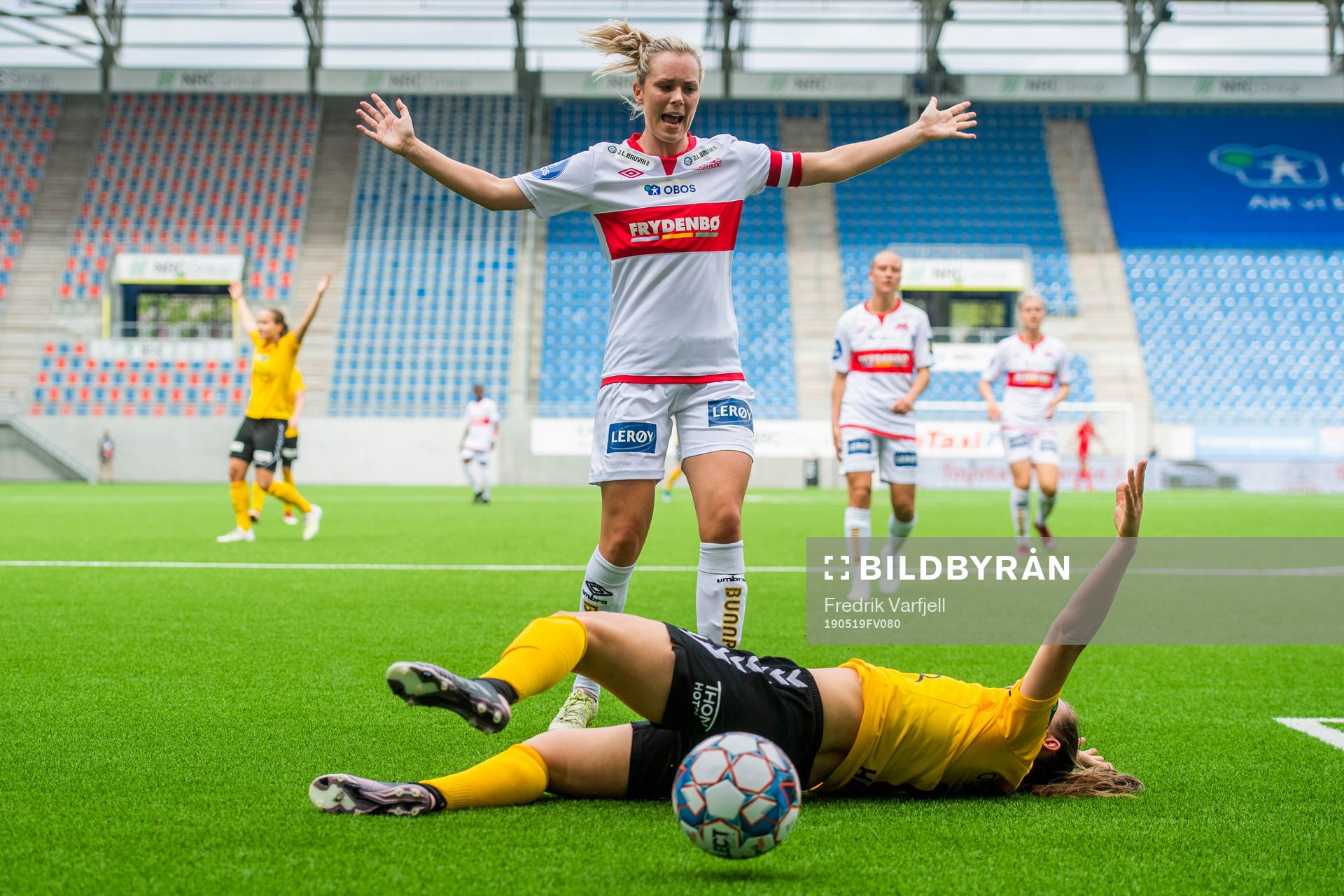 Stine Hovland of Sandviken and Emilie Haavi of LSK kvinner