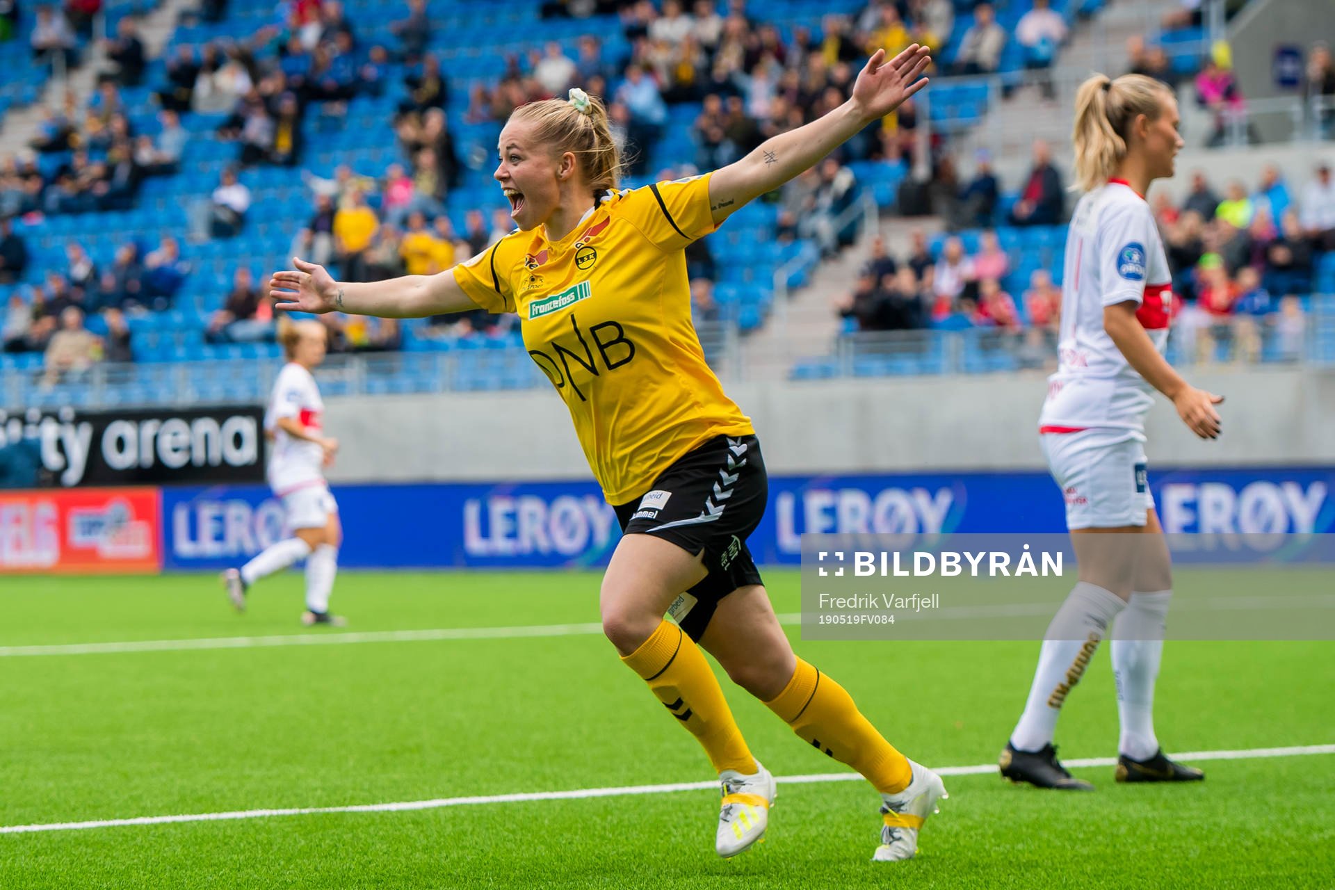Therese Sessy Åsland of LSK kvinner celebrates