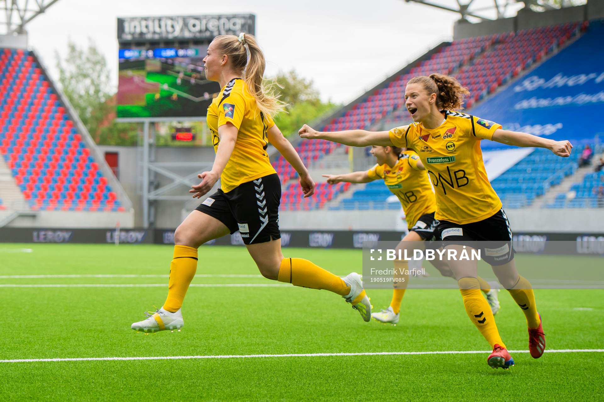 Therese Sessy Åsland of LSK kvinner celebrates with