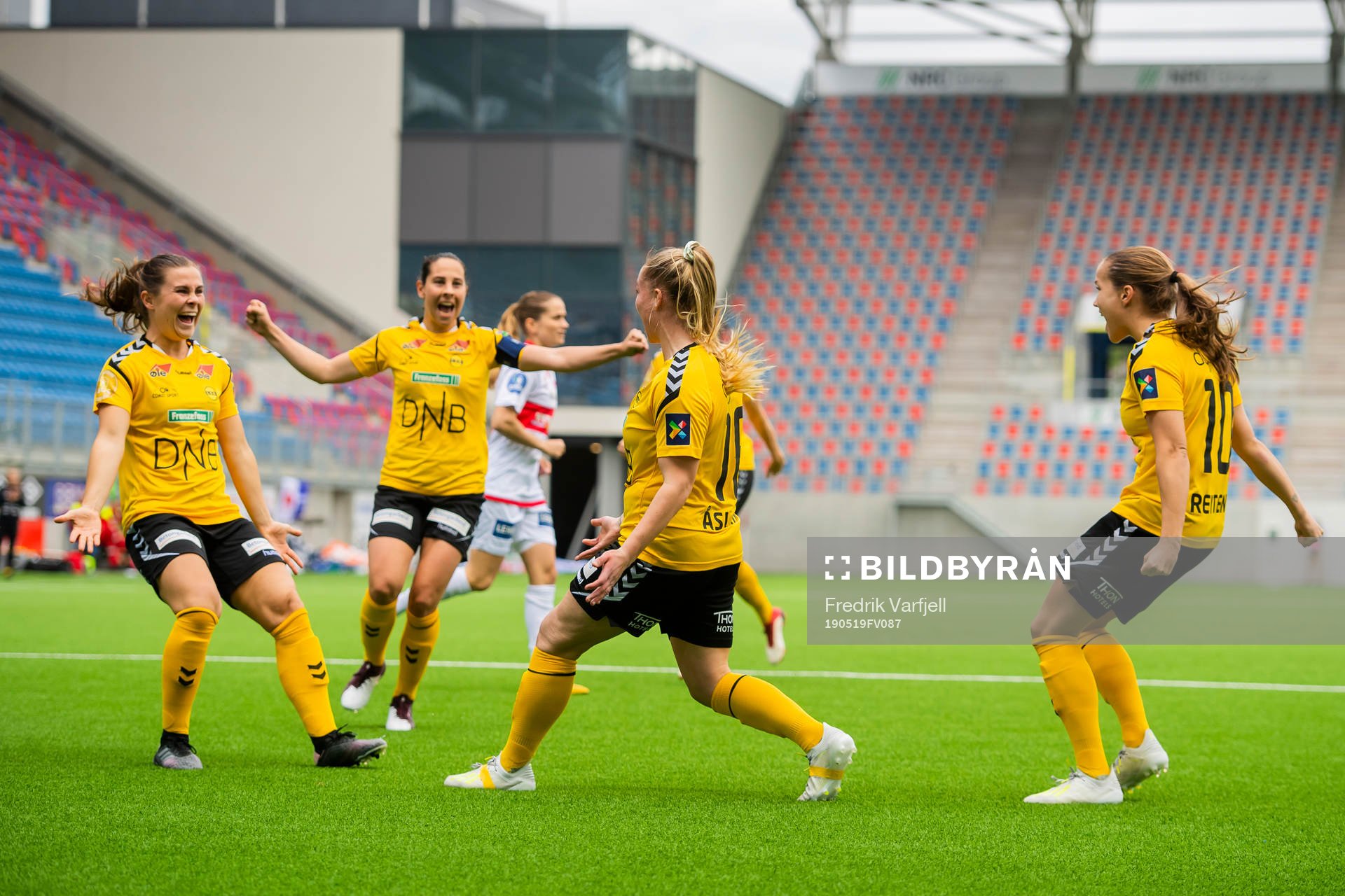 Therese Sessy Åsland of LSK kvinner celebrates with Emilie