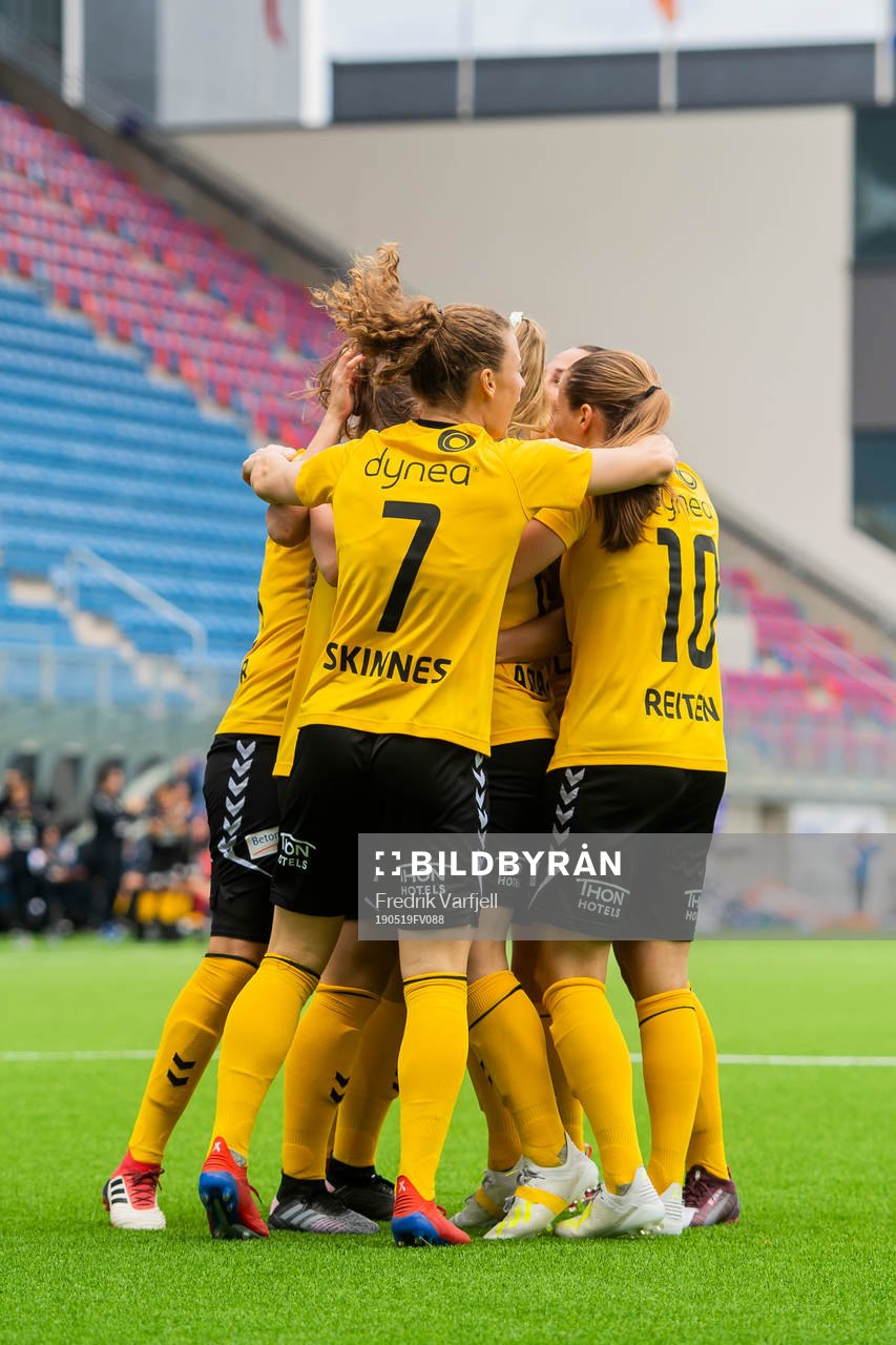 Therese Sessy Åsland of LSK kvinner celebrates with her