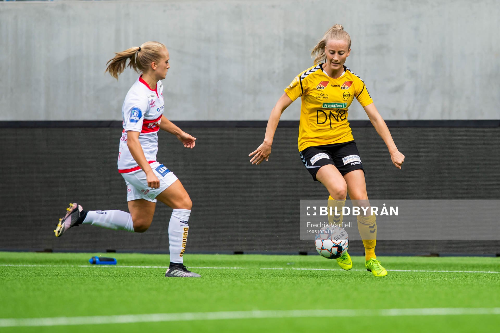 Amalie Eikeland of Sandviken and Anja Sønstevold of LSK