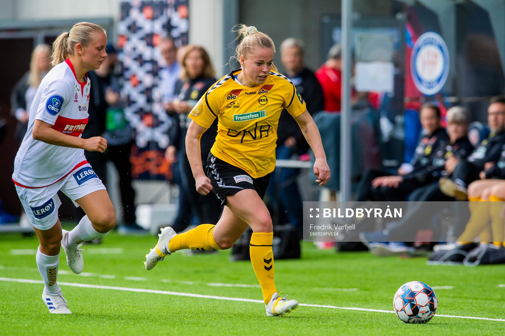 Lisa Naalsund of Sandviken and Therese Åsland of LSK