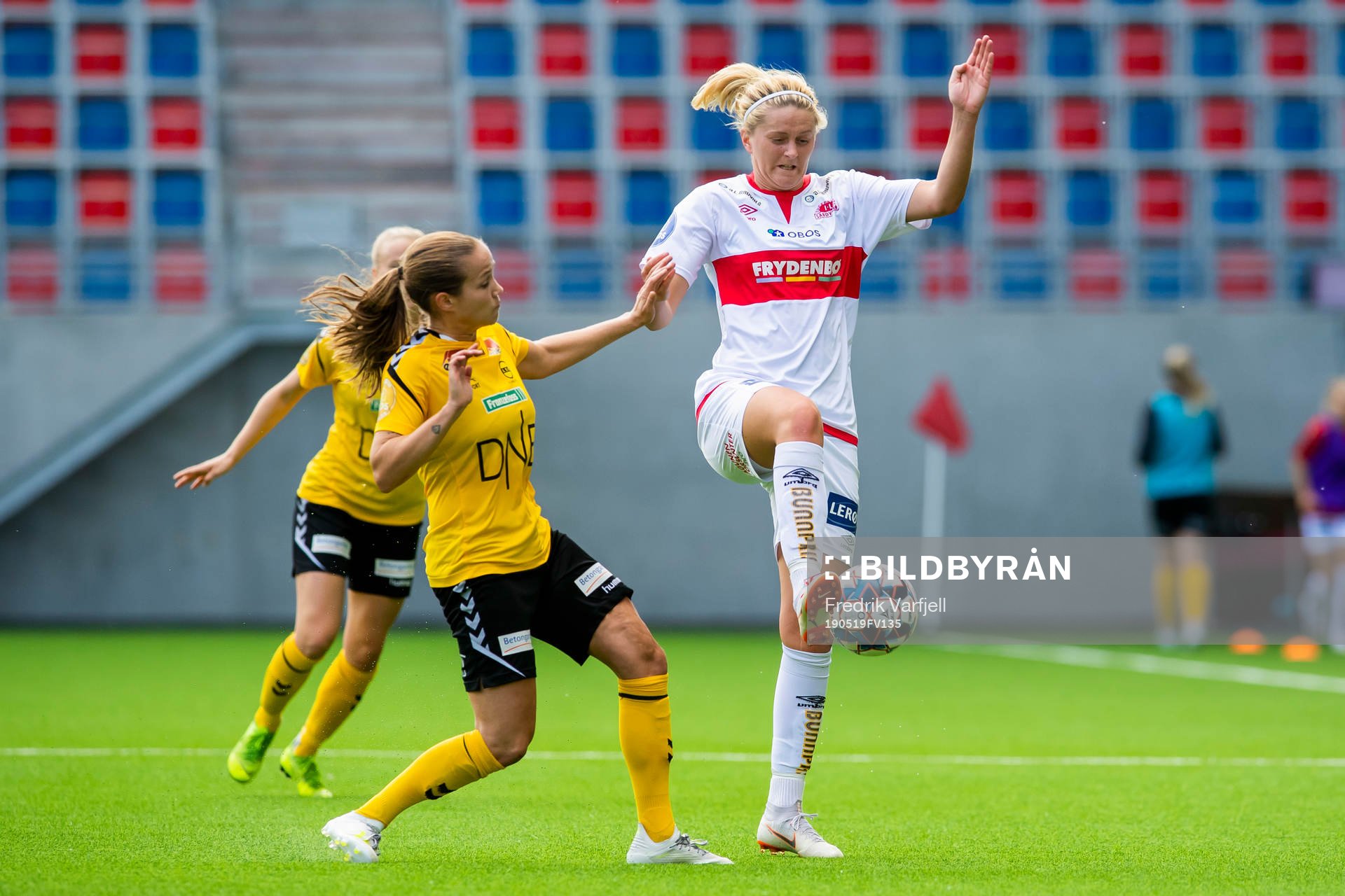 Guro Reiten of LSK kvinner and Maria Brochmann of Sandviken