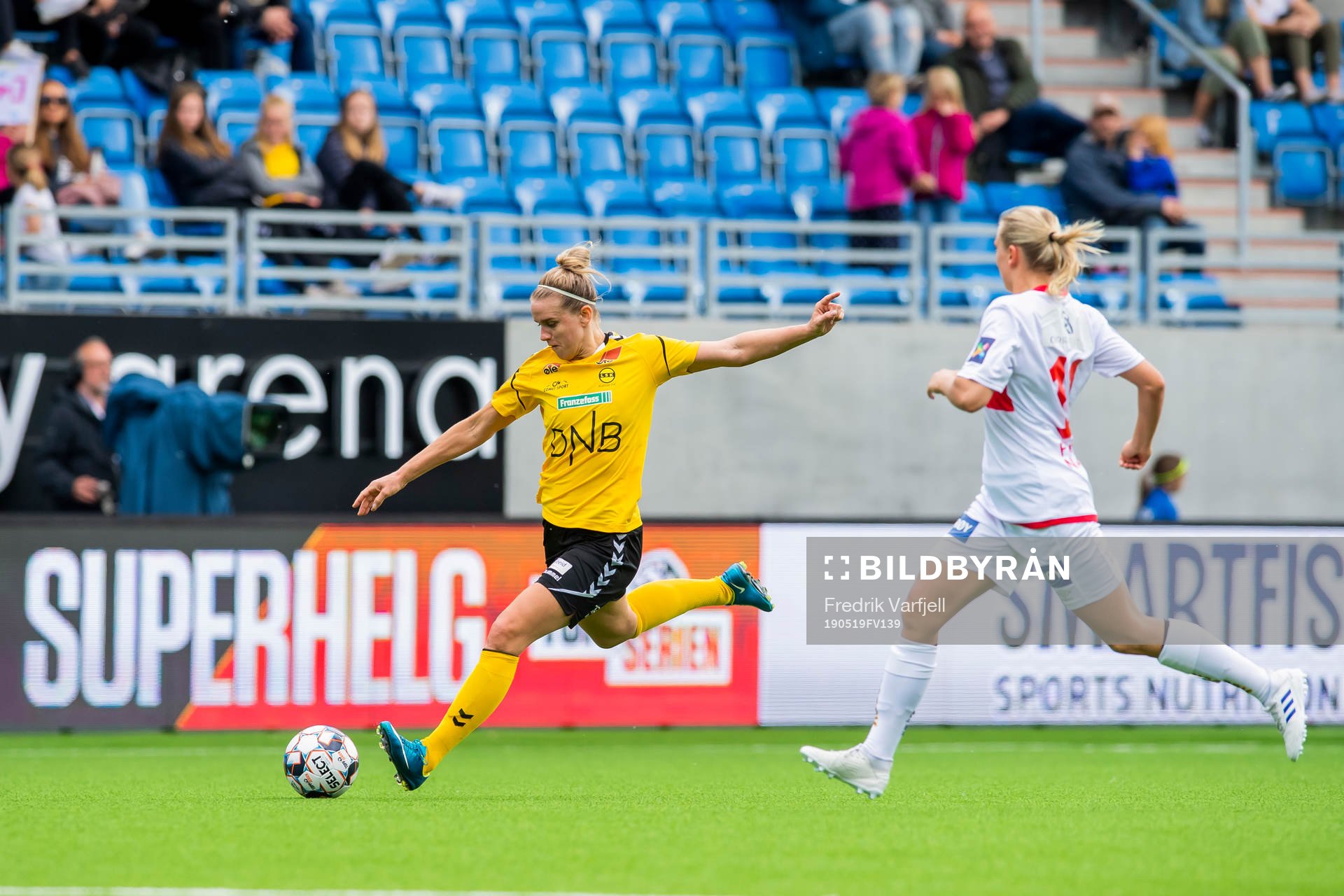 Elise Thorsnes of LSK kvinner and Lisa Naalsund of Sandviken