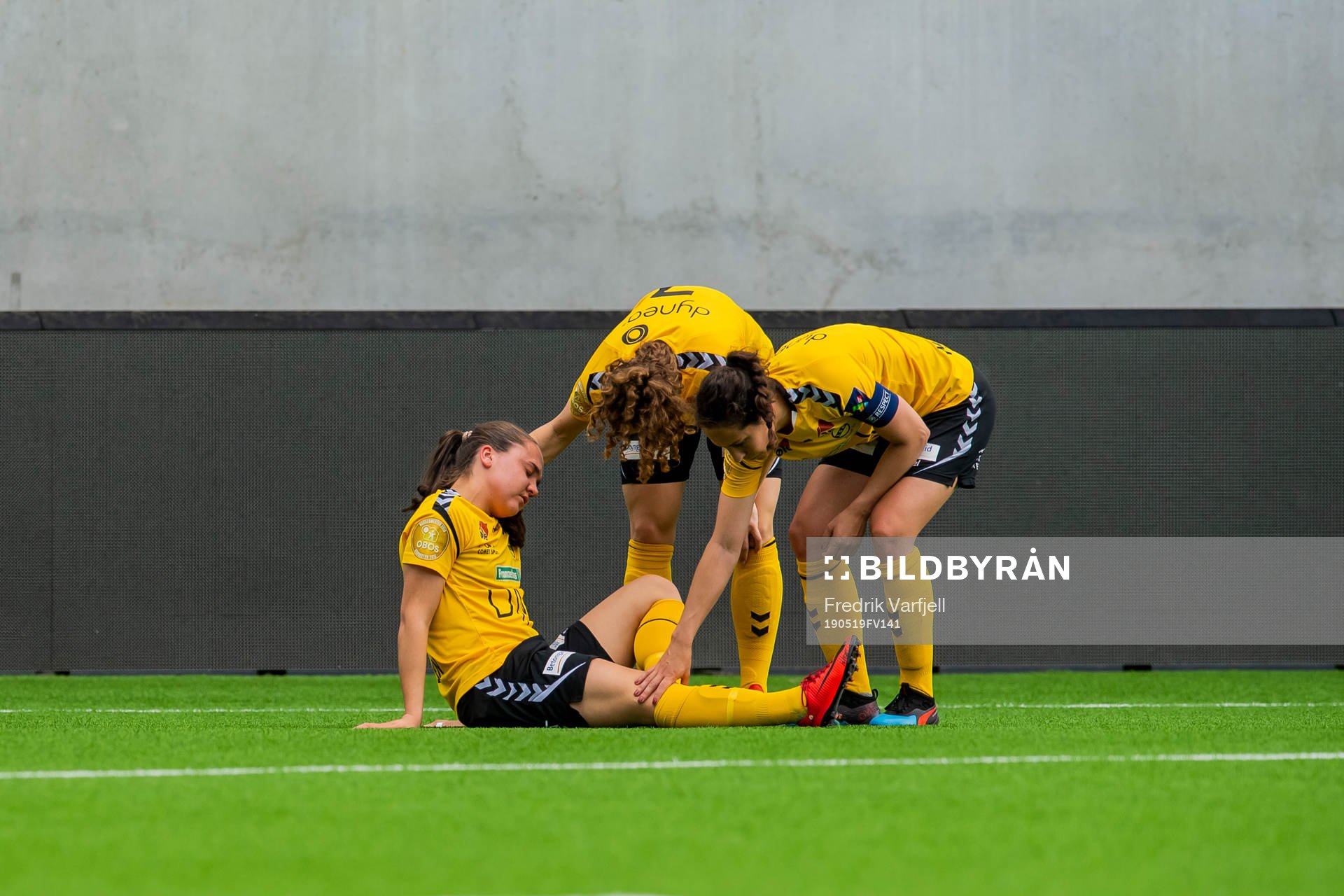 Heidi Elisabeth Ellingsen of LSK kvinner with an injury