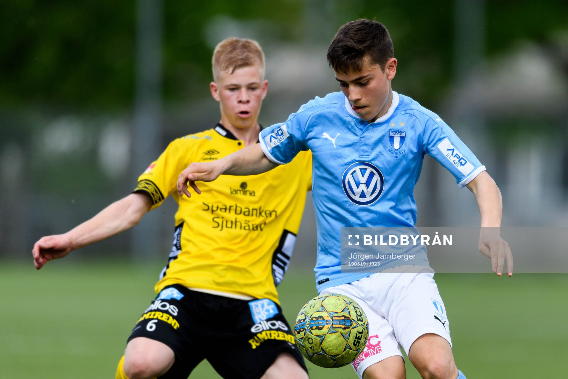 Malmö FFs Ajdin Avdic och Elfsborgs Filip Gustafsson under fotbollsmatchen i U17 Allsvenskan mellan Elfsborg och Malmö FF den 19 maj 2019 i Borås.