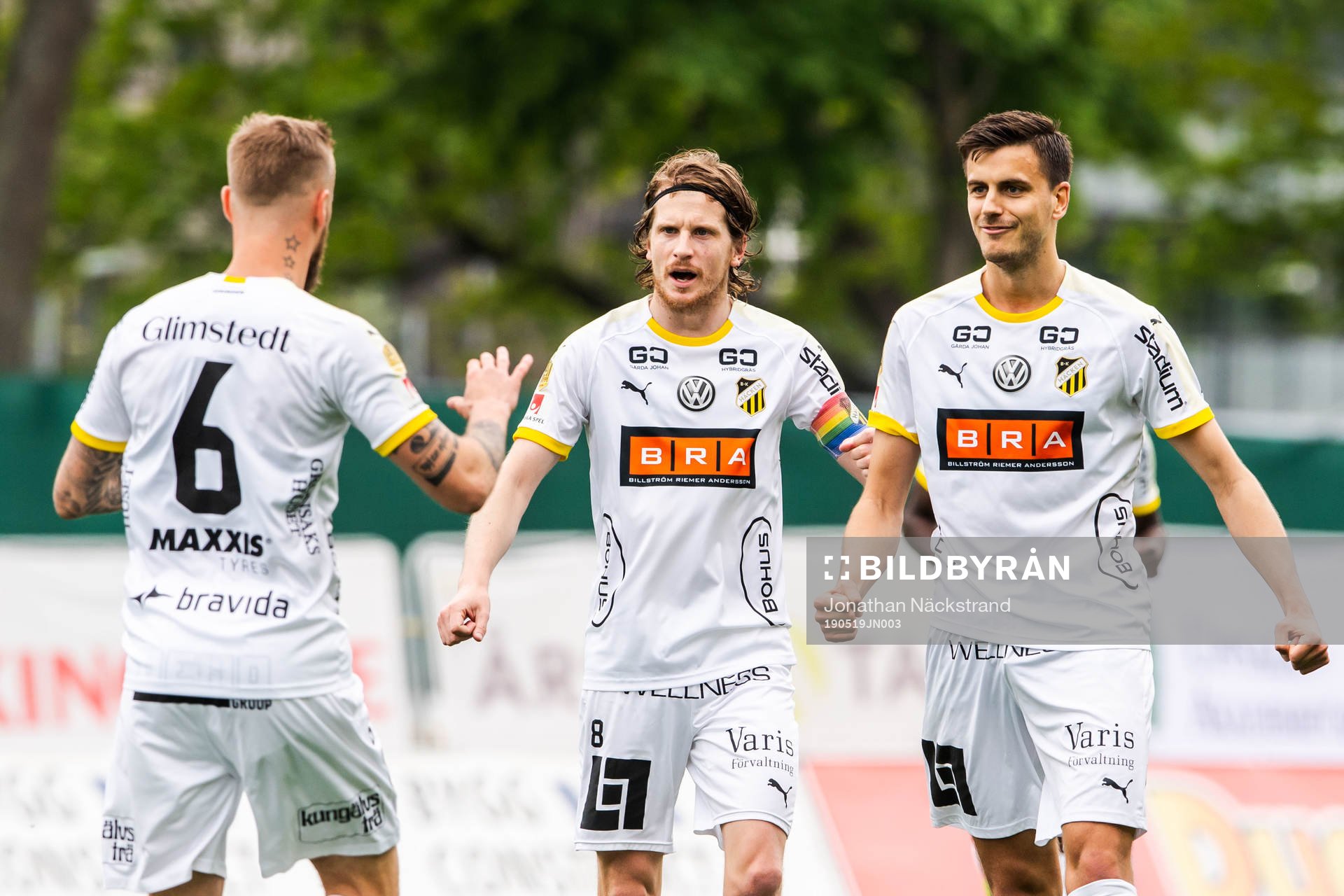 Häckens Alexander Jeremejeff jublar med Erik Friberg