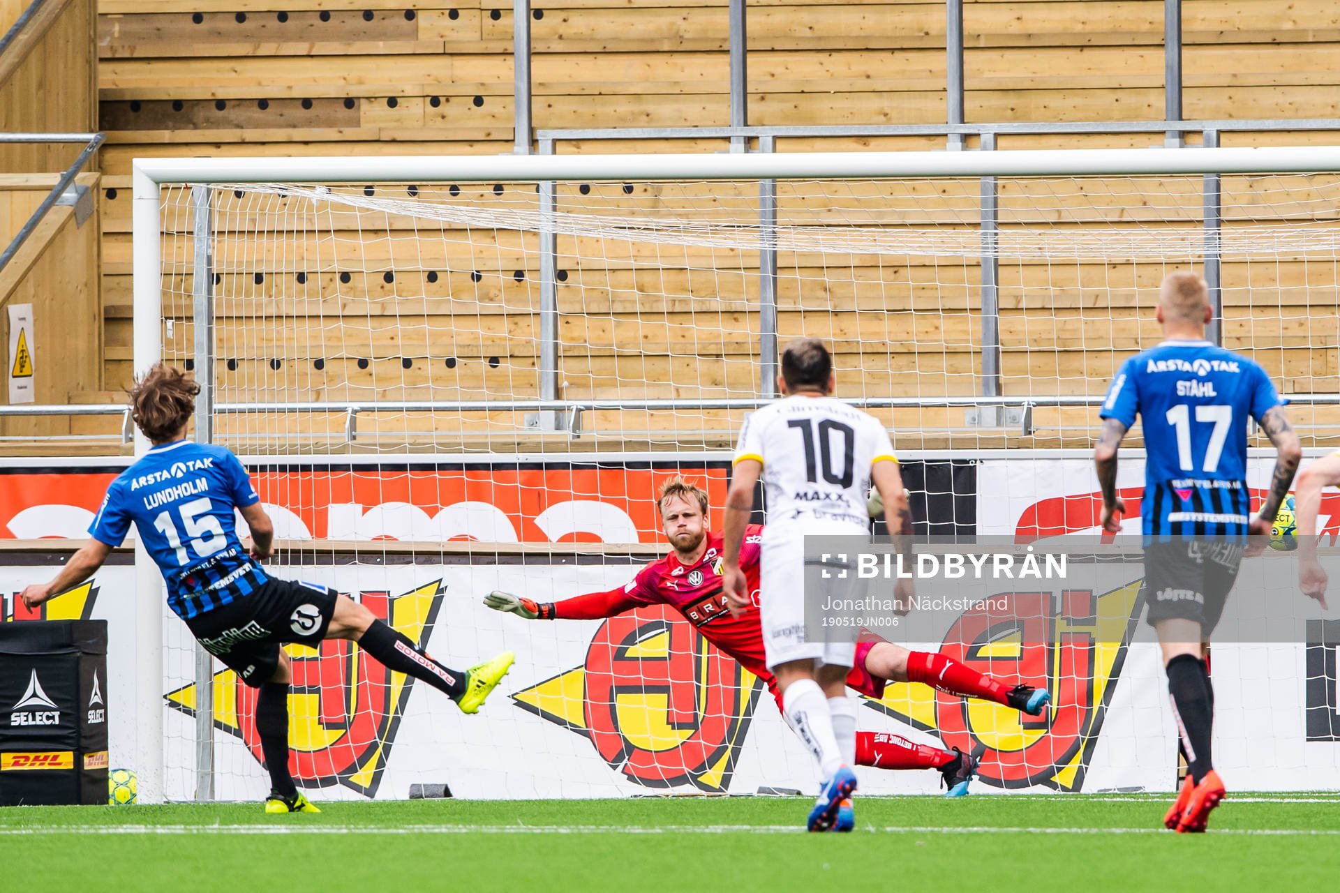 Sirius Sam Lundholm gör 1-1 på straff