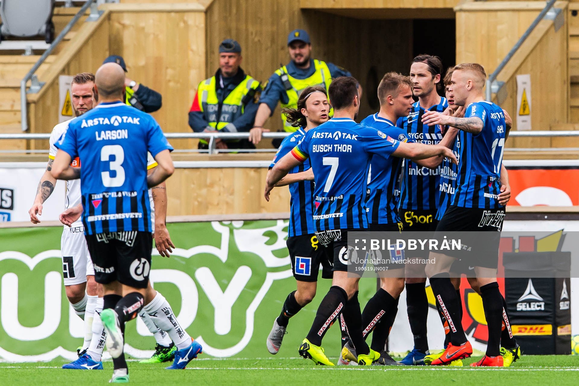 Sirius Sam Lundholm jublar med lagkamrater