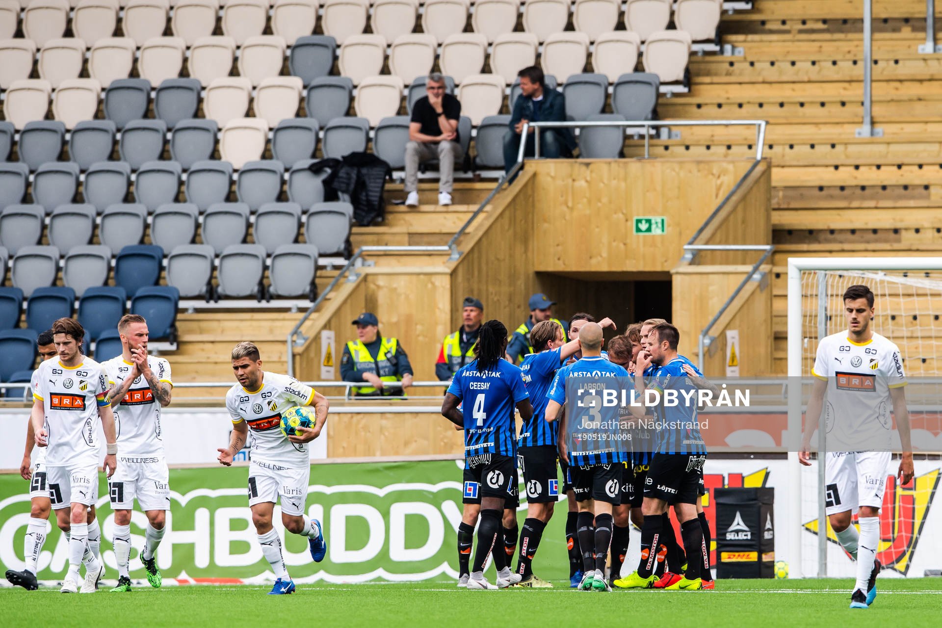 Sirius Sam Lundholm jublar med lagkamrater