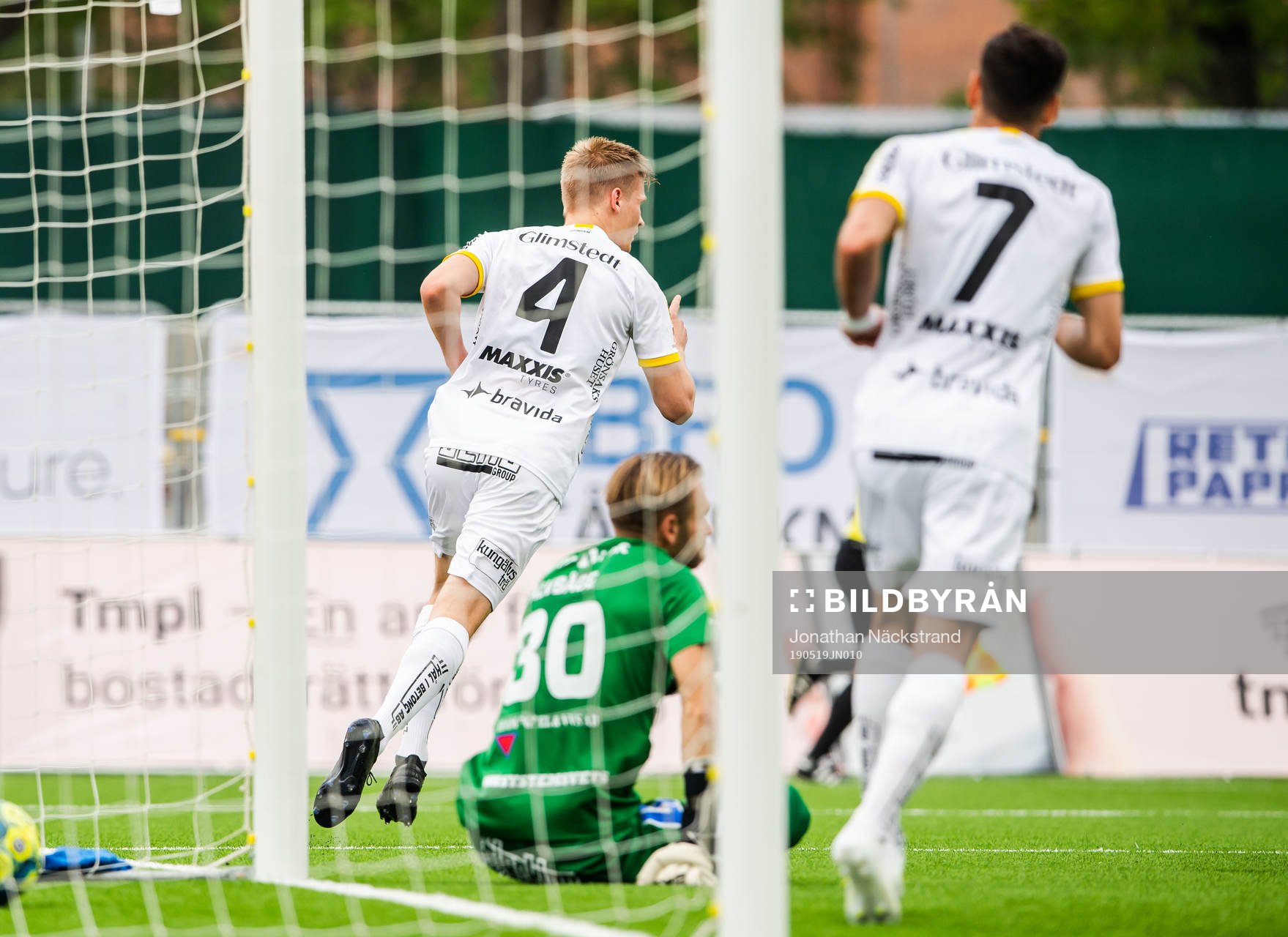 Häckens Juhani Ojala jublar med Mervan Celik medan Sirius