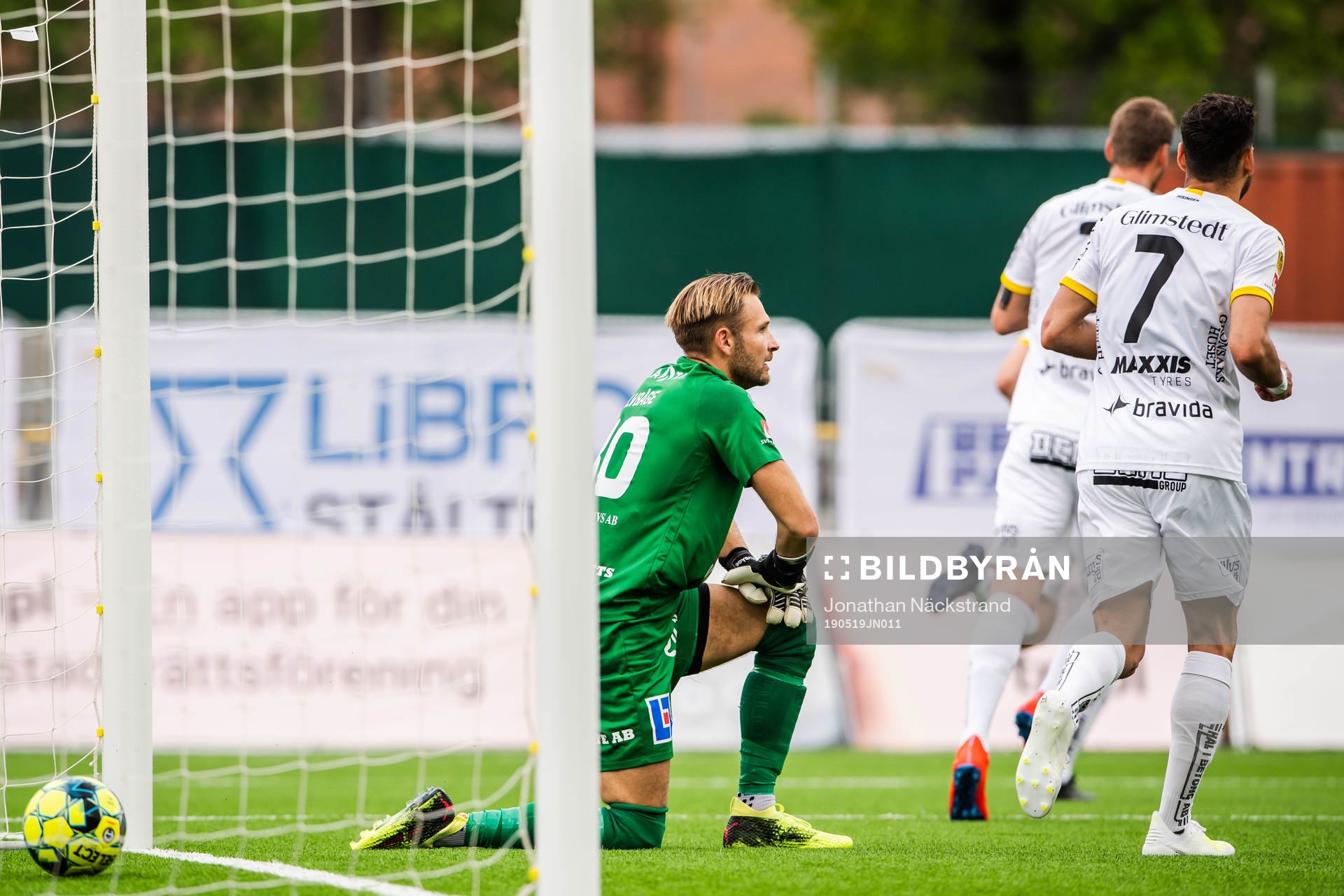 Häckens Juhani Ojala jublar med Mervan Celik medan Sirius