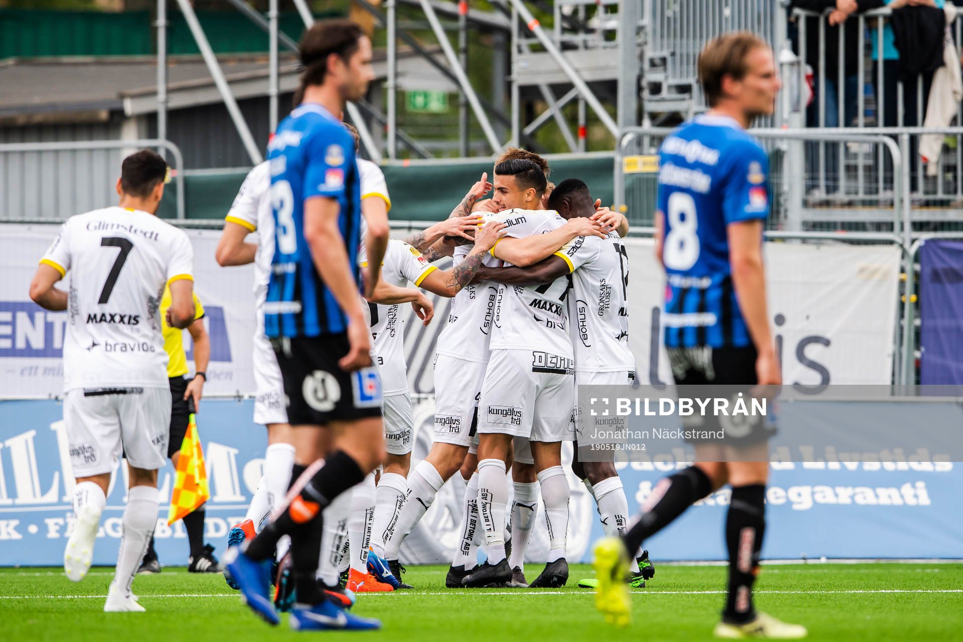 Häckens Juhani Ojala jublar med lagkamrater