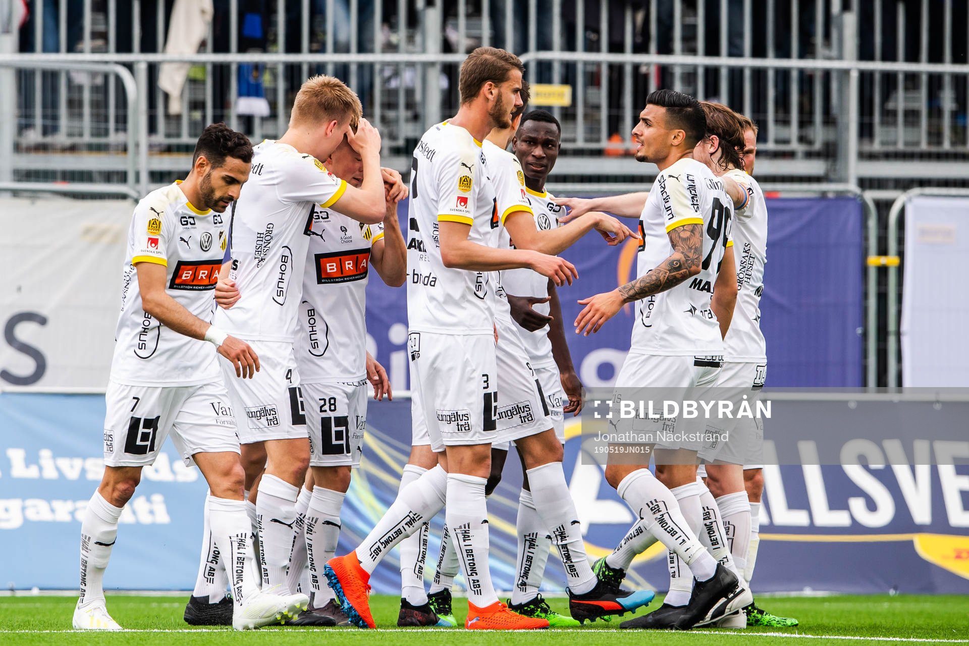 Häckens Juhani Ojala jublar med lagkamrater efter 1-2 under fotbollsmatchen i Allsvenskan mellan Sirius och Häcken den 19 maj 2019 i Uppsala.