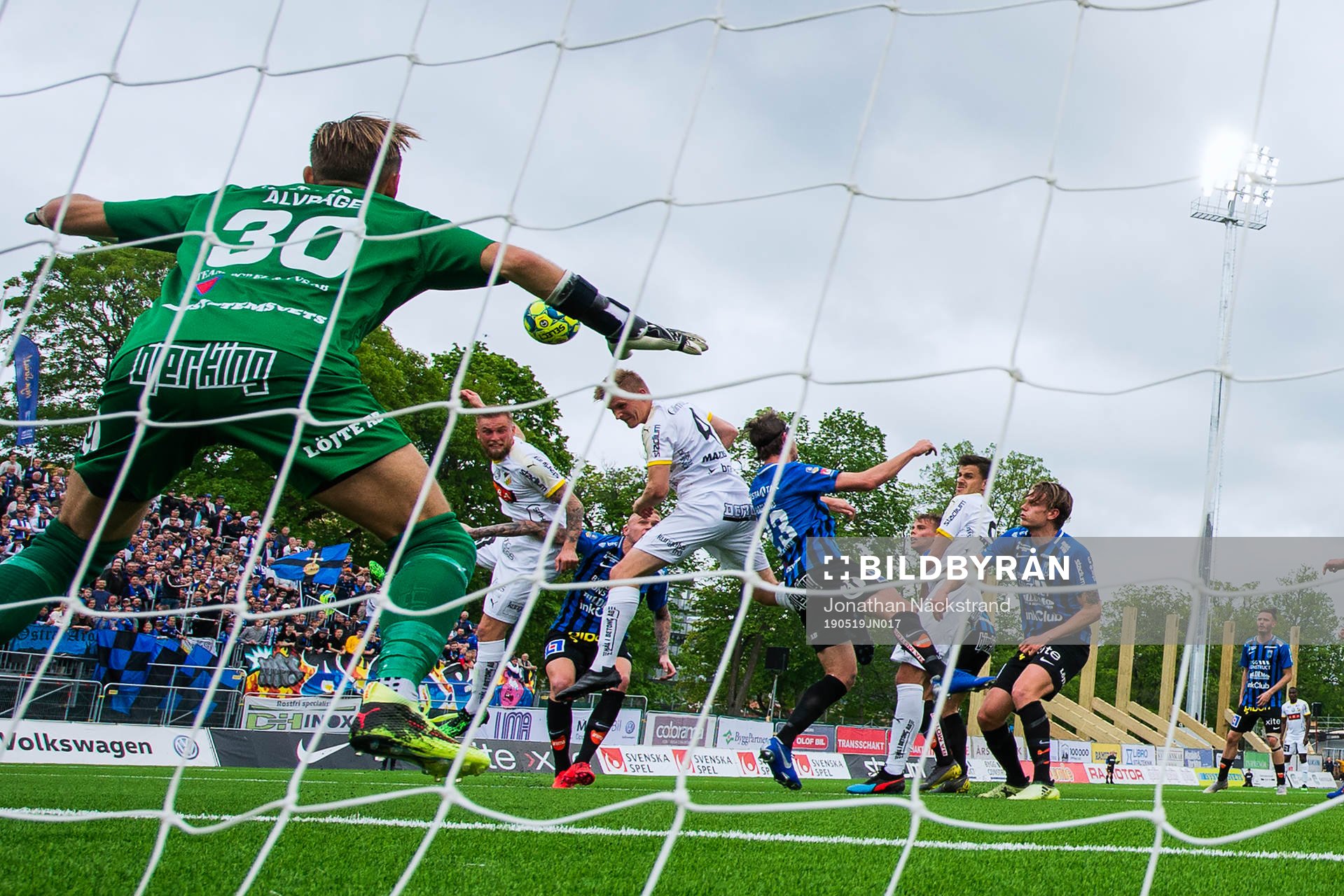Häckens Juhani Ojala gör 1-2 med en nick