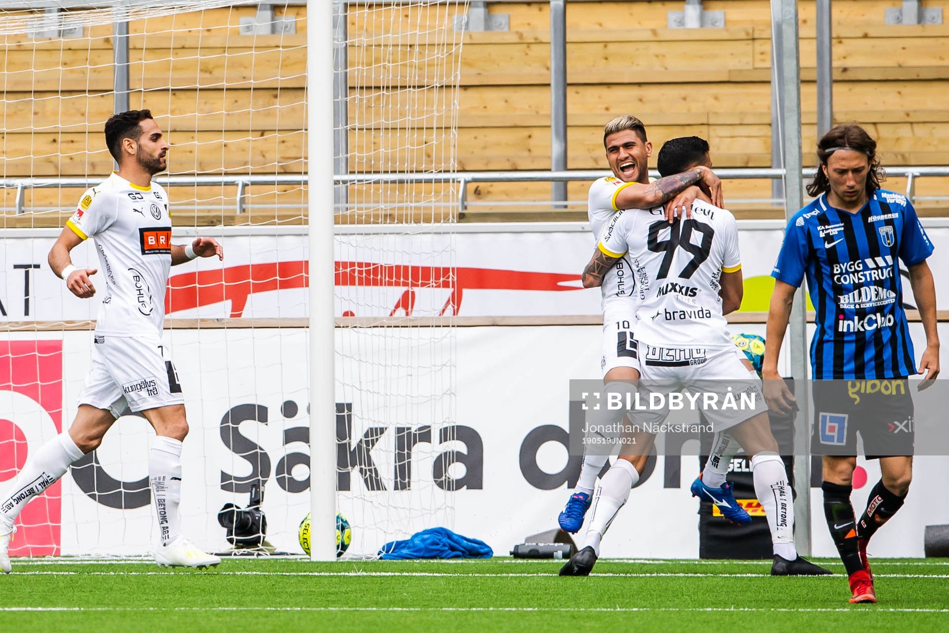 Häckens Paulinho och Ahmed Yasin jublar