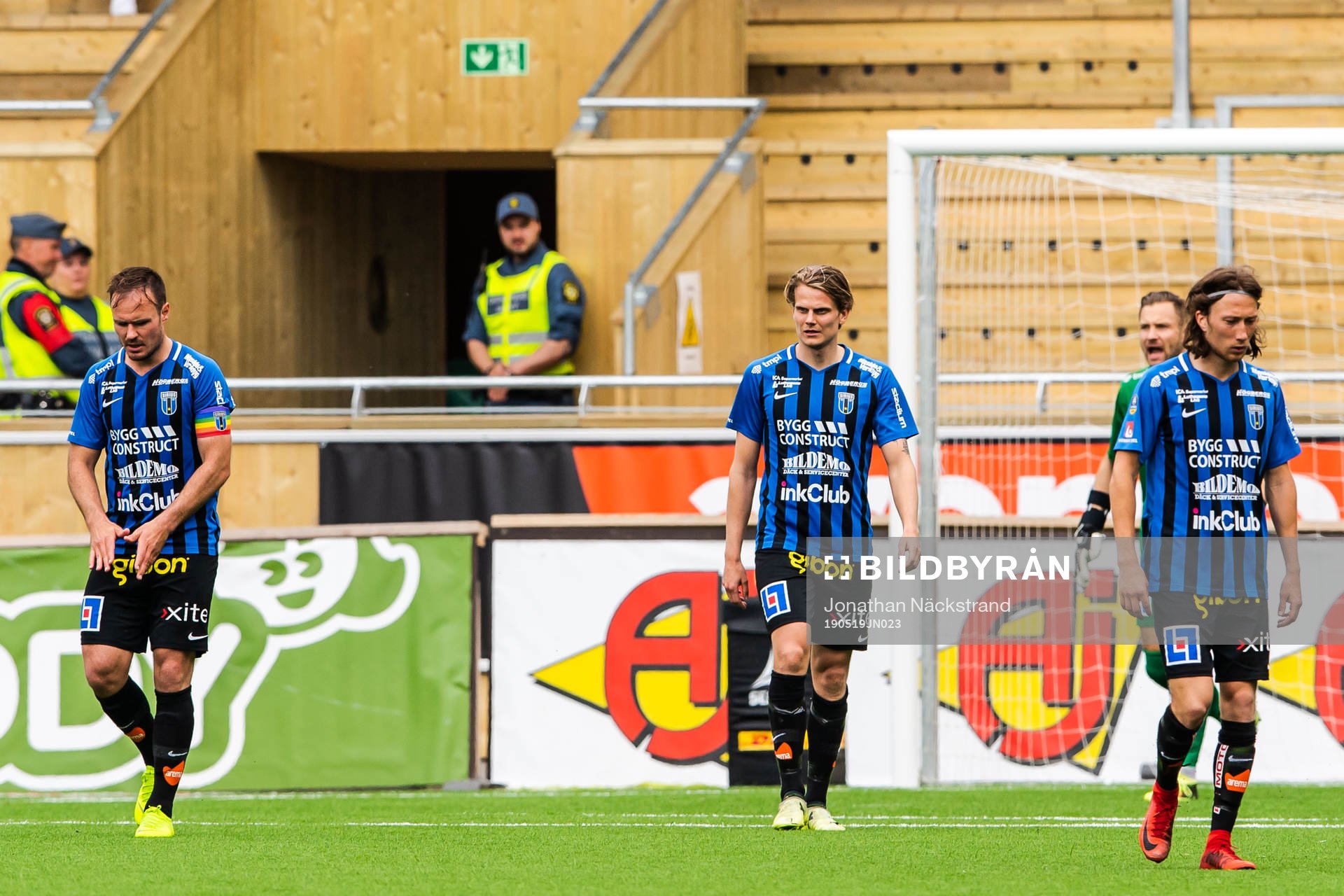 Sirius Niklas Busch Thor deppar med lagkamrater