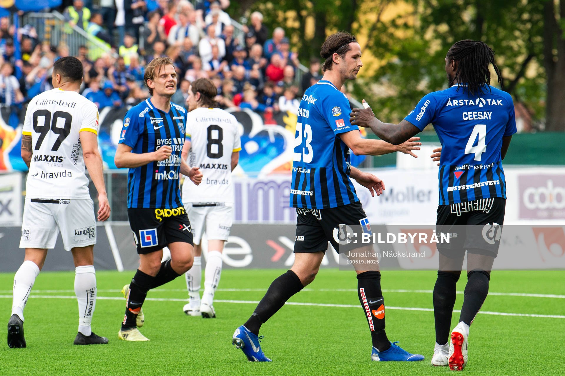 Sirius Philip Haglund jublar med lagkamrater