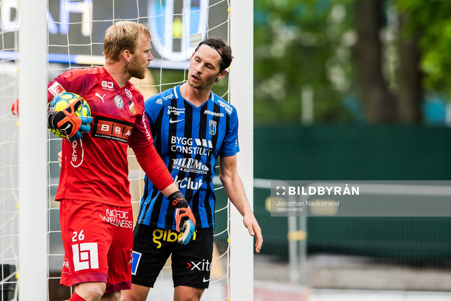 Sirius Philip Haglund i diskussion med Häckens målvakt