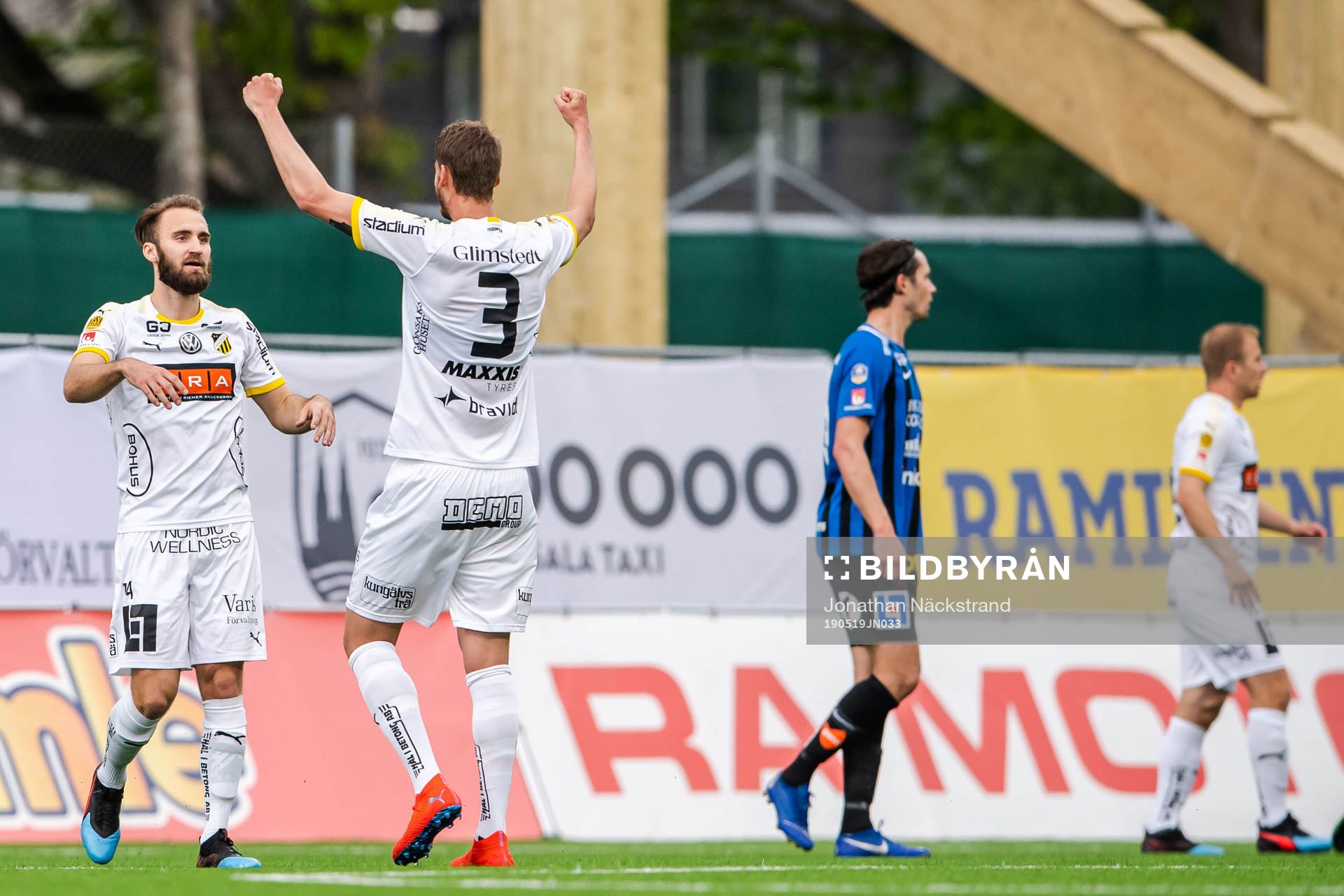Häckens Oskar Sverrisson och Johan Hammar jublar